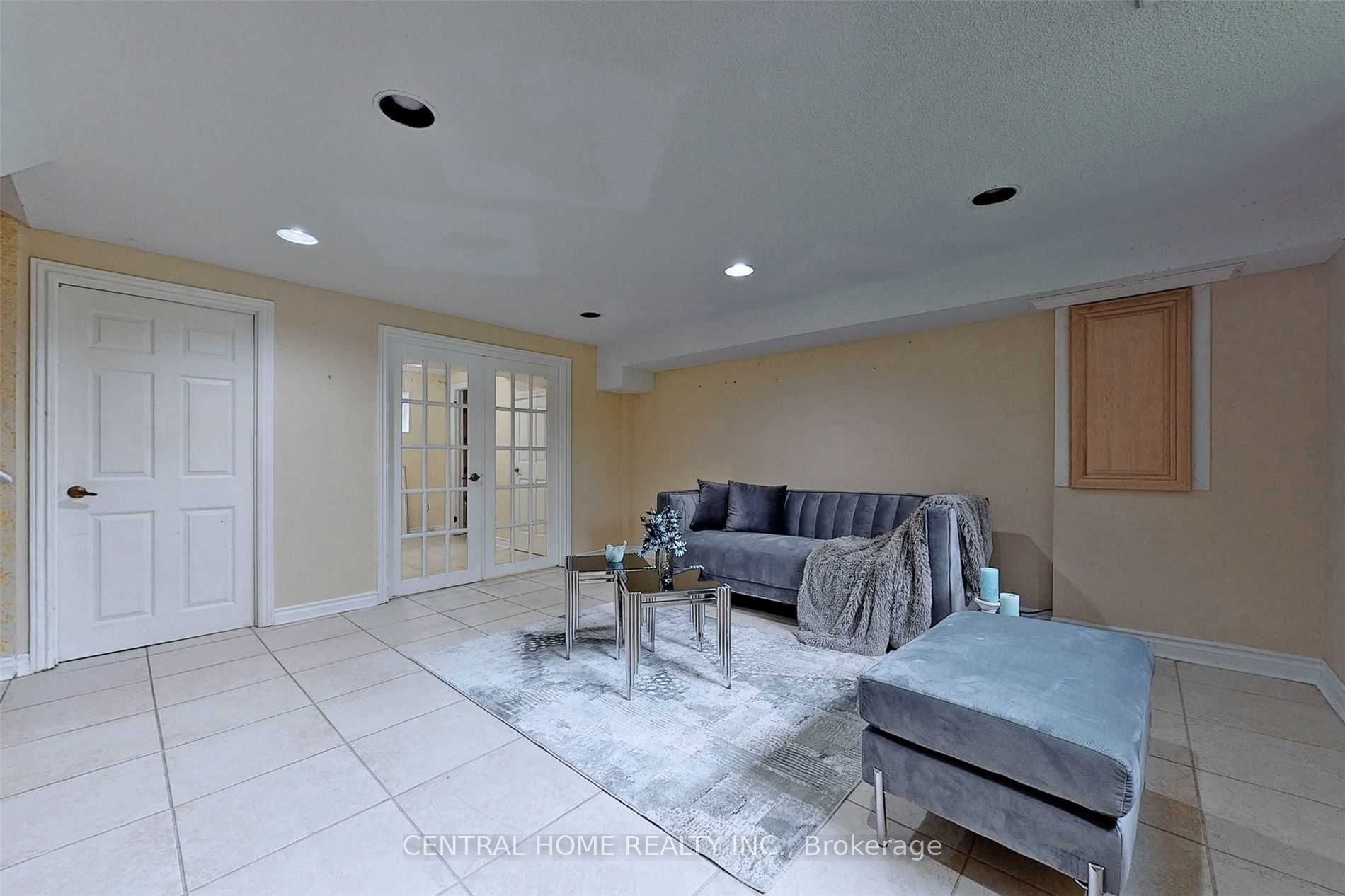 18 Mayvern Crescent, Richmond Hill, ON L4C 5J4 photo 4
