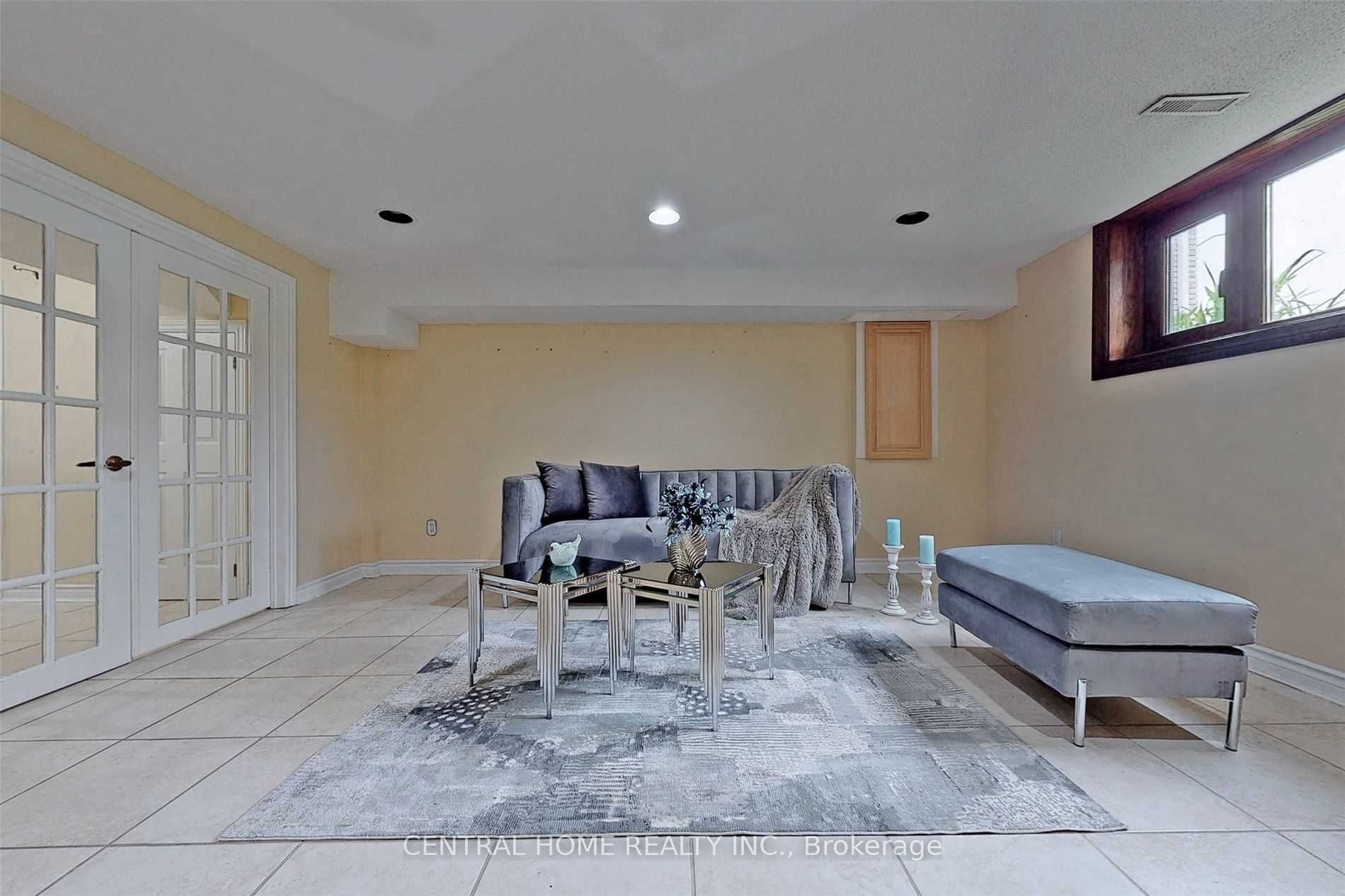 18 Mayvern Crescent, Richmond Hill, ON L4C 5J4 photo 5