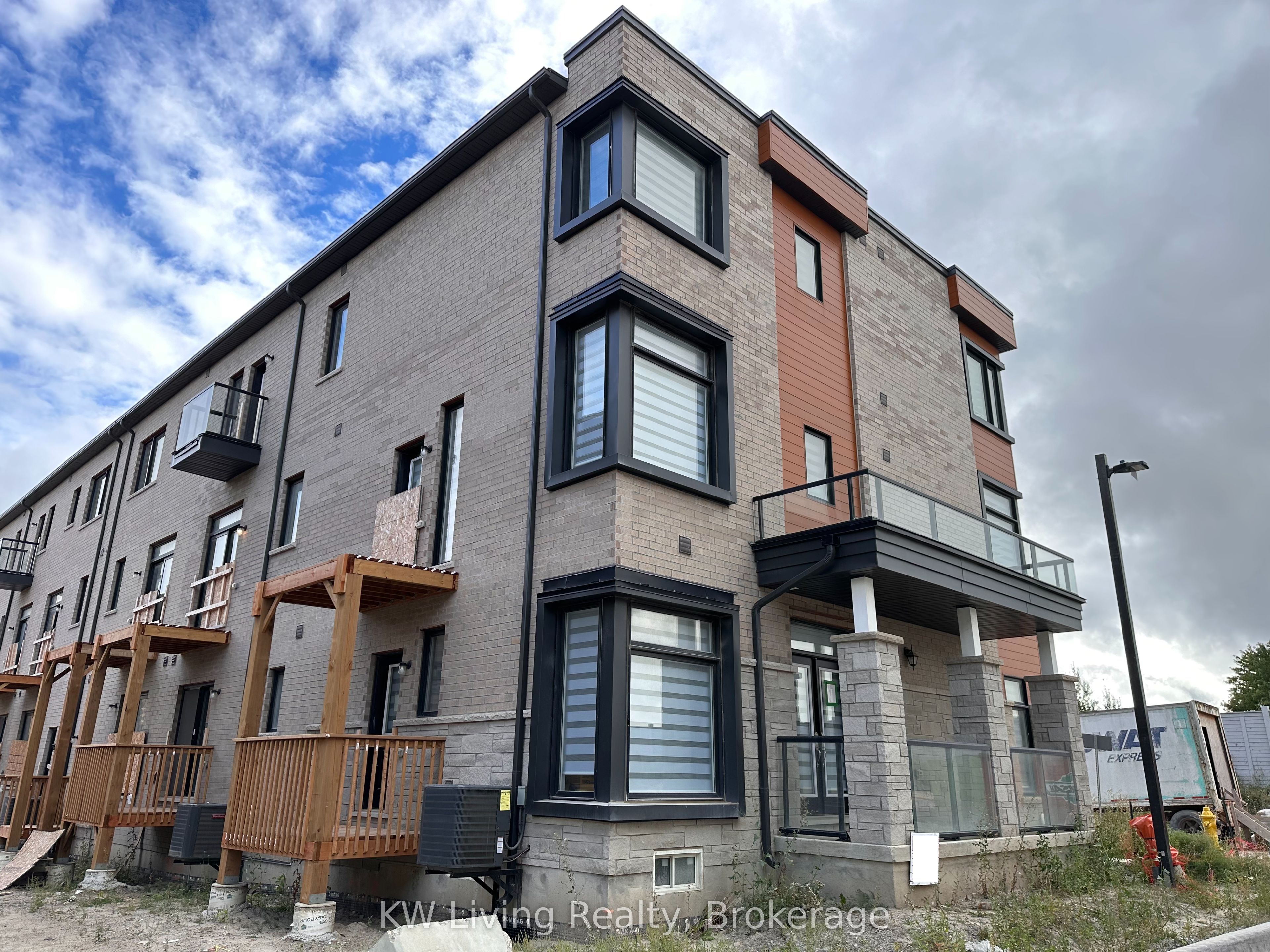 118 Wascana Road, Vaughan, ON L4H 5G9 photo 4