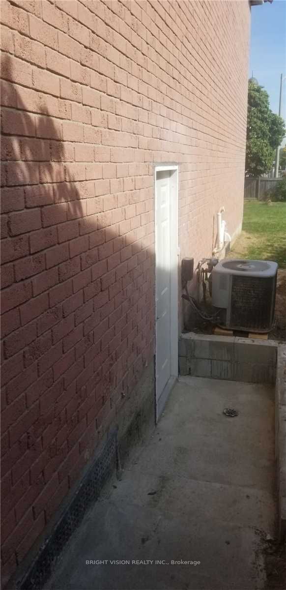 93 Chloe Crescent Bsmt, Markham, ON L3S 2H9 photo 2