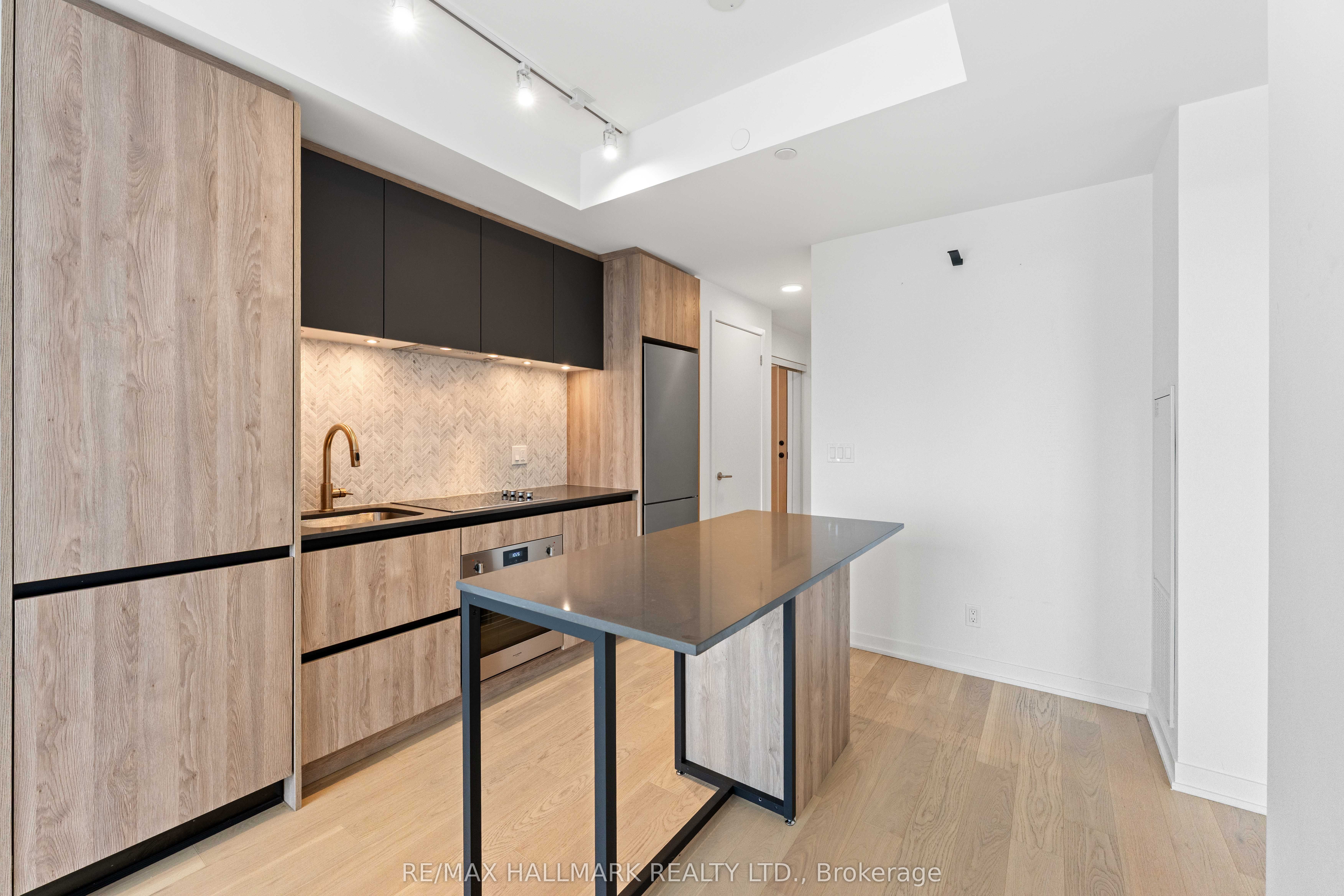 7950 Bathurst Street 1812, Vaughan, ON L4J 0L4 photo 2