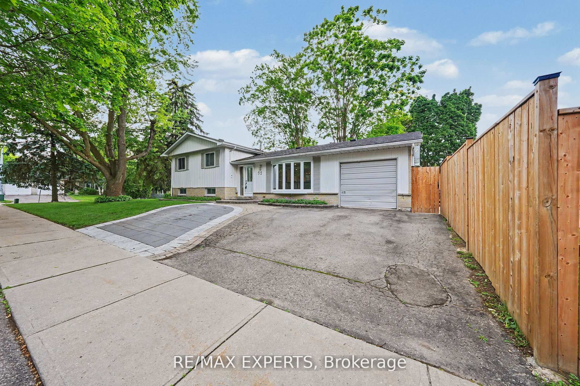 32 Oak Court, Aurora, ON L4G 3J6 photo 2
