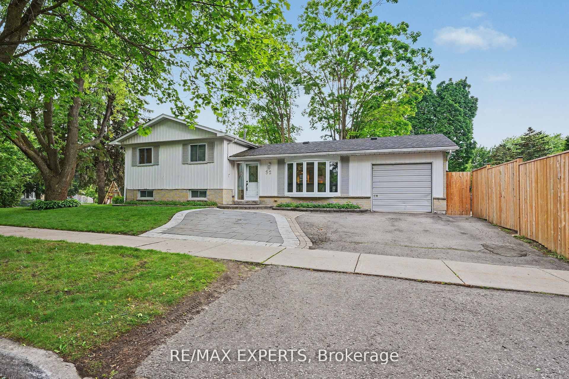 32 Oak Court, Aurora, ON L4G 3J6 photo 3