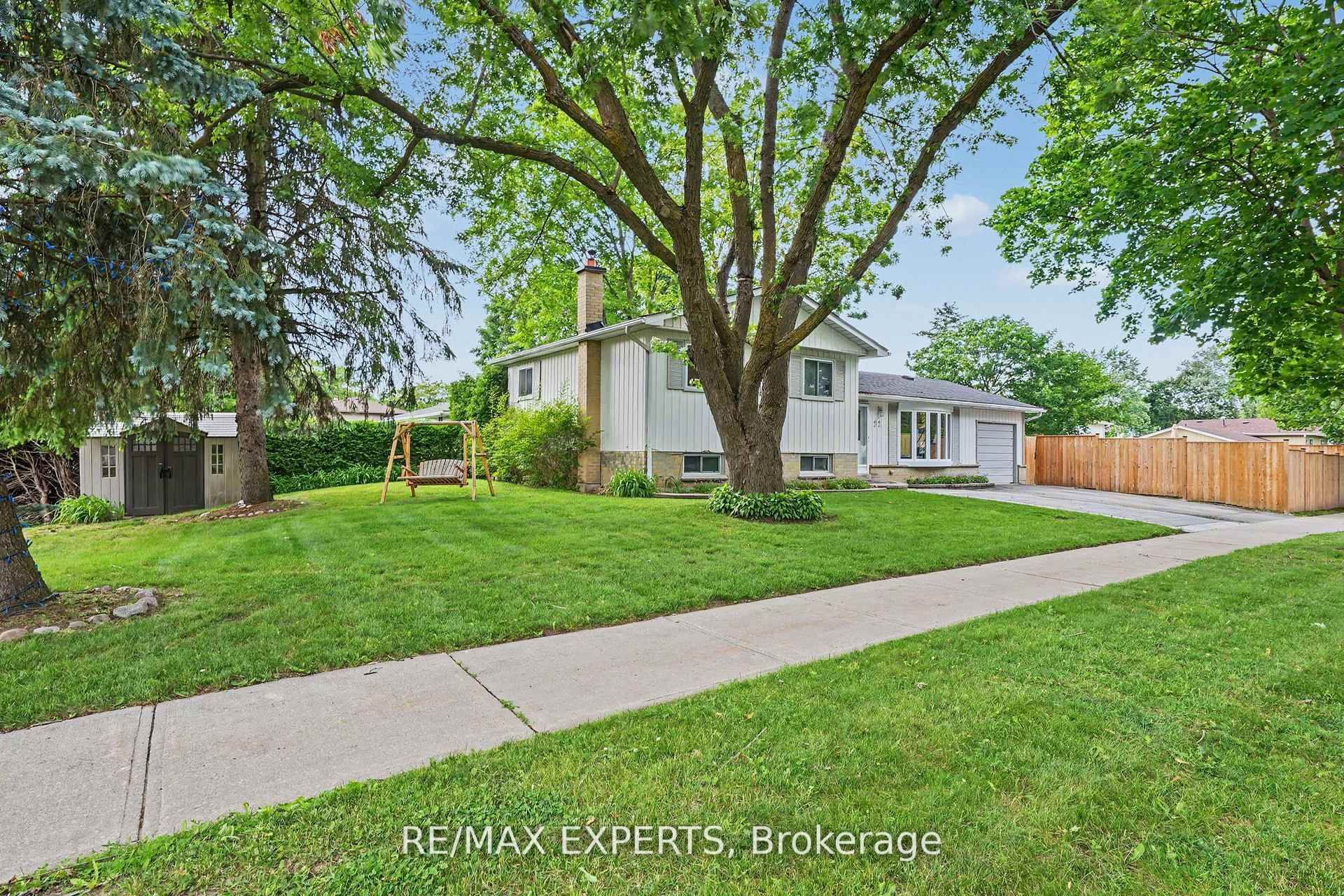 32 Oak Court, Aurora, ON L4G 3J6 photo 4