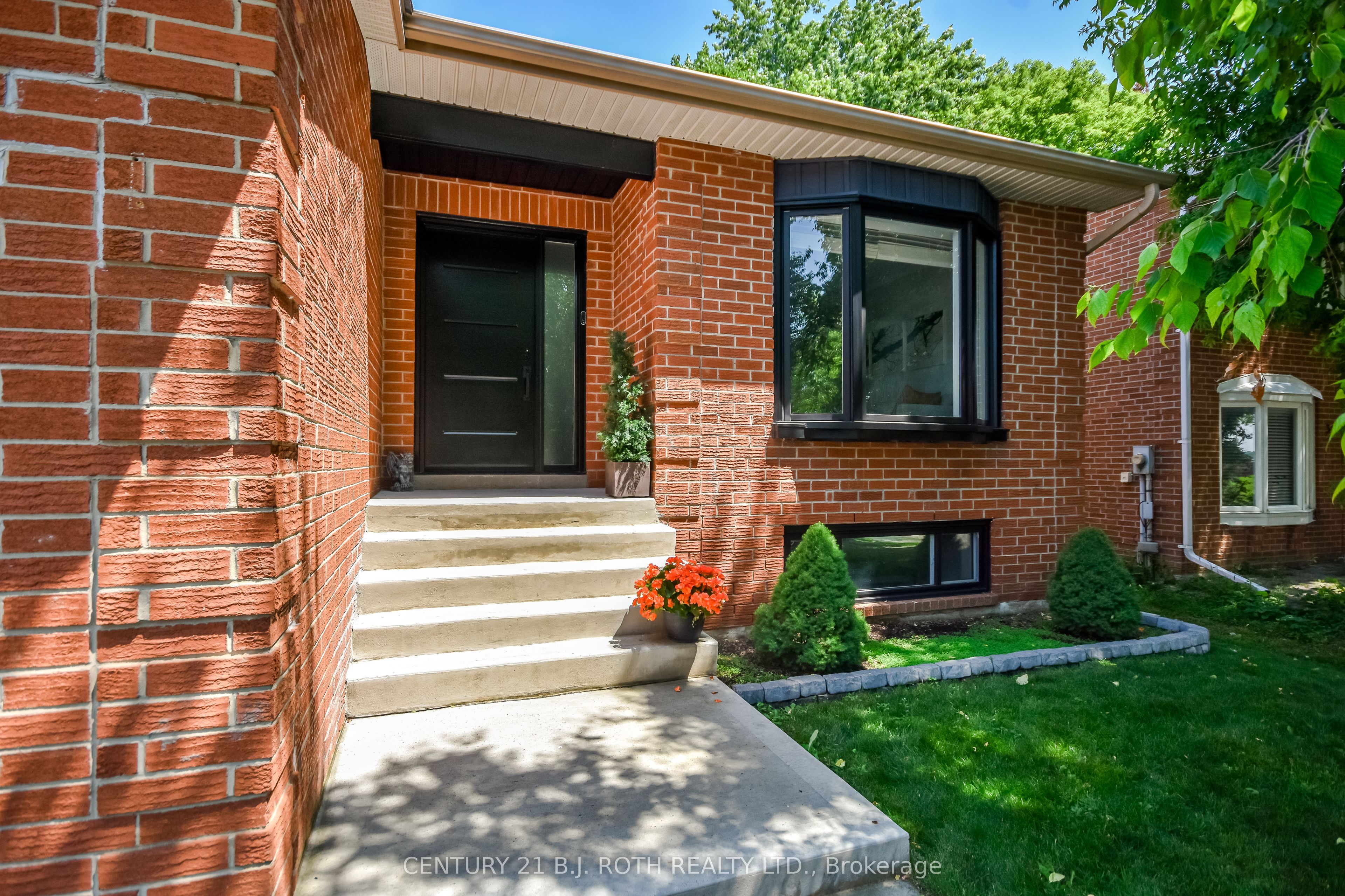 31 Kingston Road, Newmarket, ON L3Y 5W5 photo 2