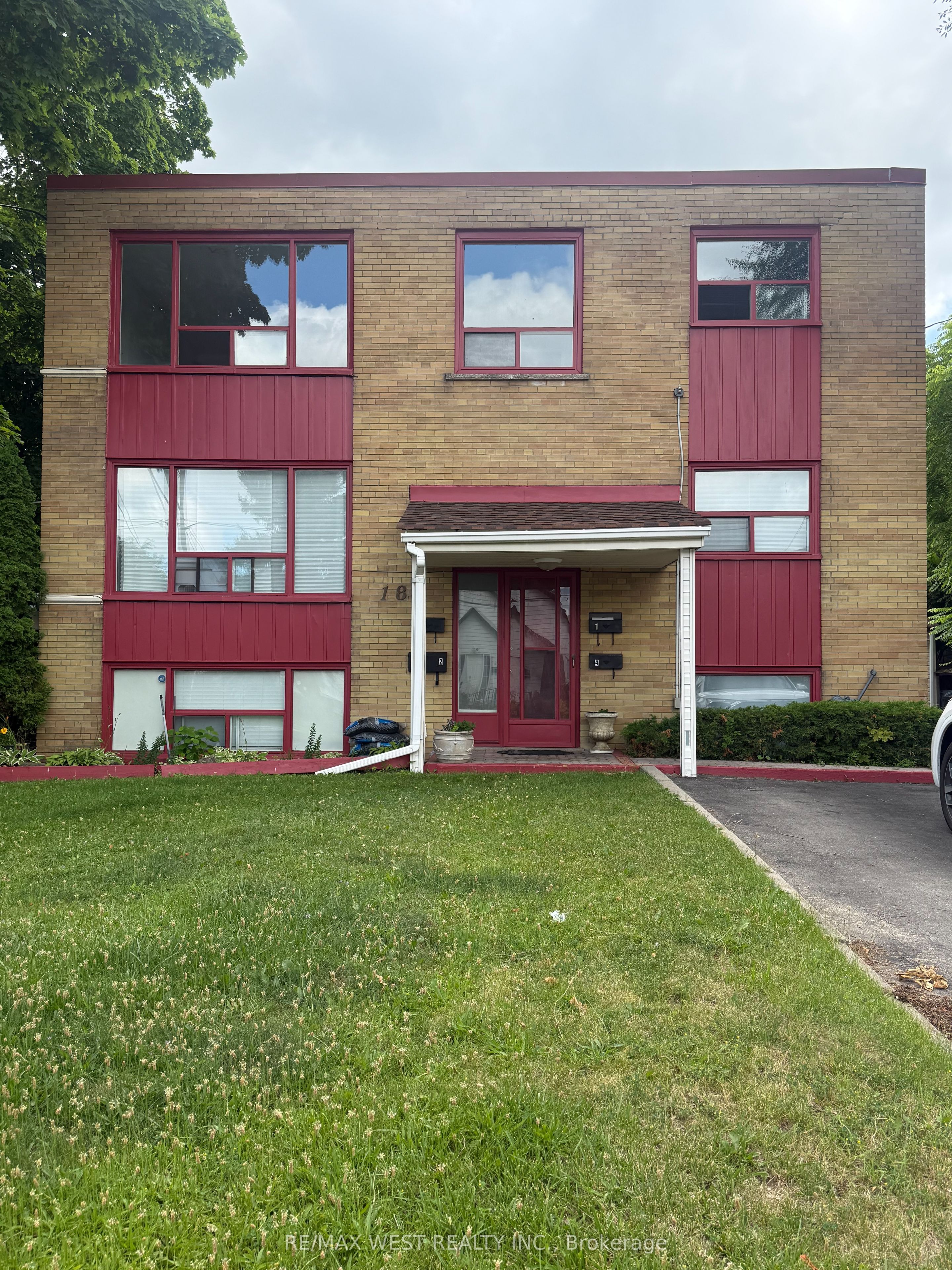 182 Ruggles Avenue 3, Richmond Hill, ON L4C 1Y4