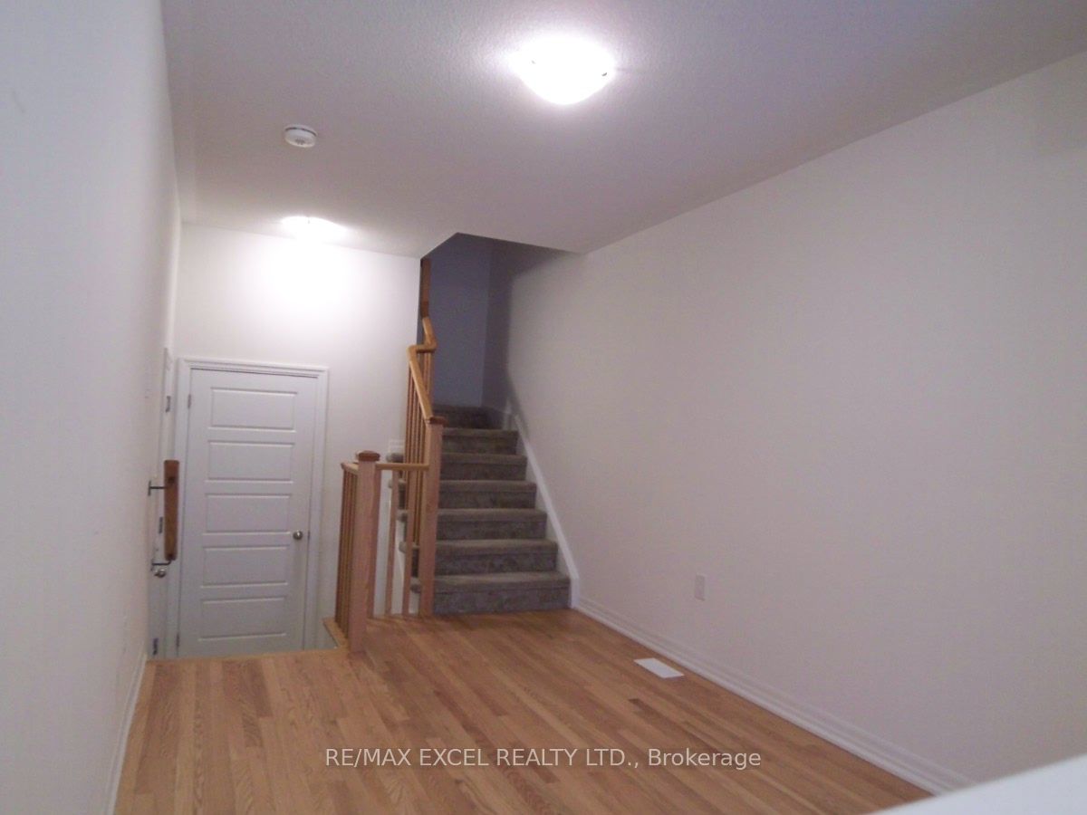 251 Vivant Street, Newmarket, ON L3X 0K9 photo 2