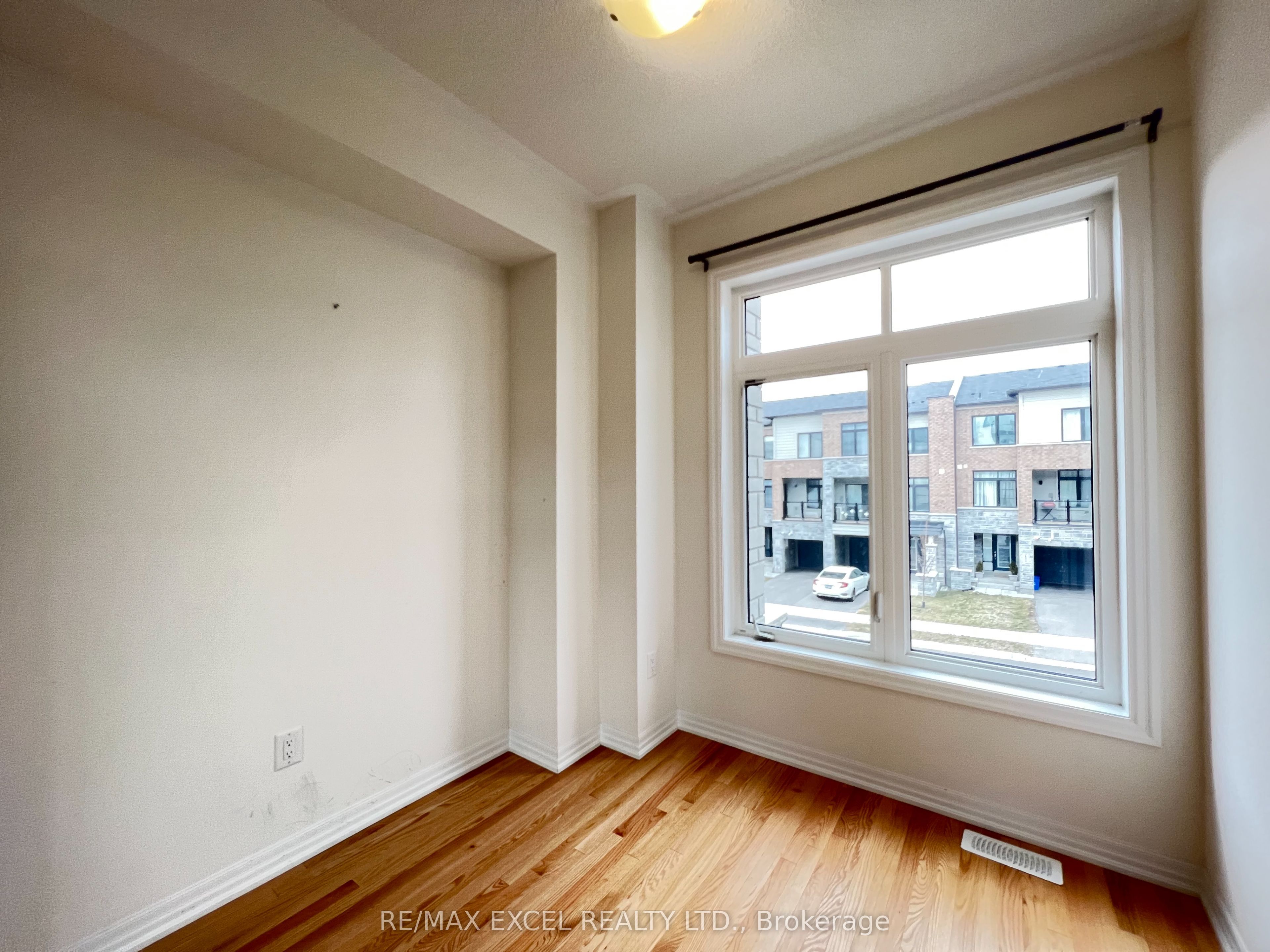 251 Vivant Street, Newmarket, ON L3X 0K9 photo 5