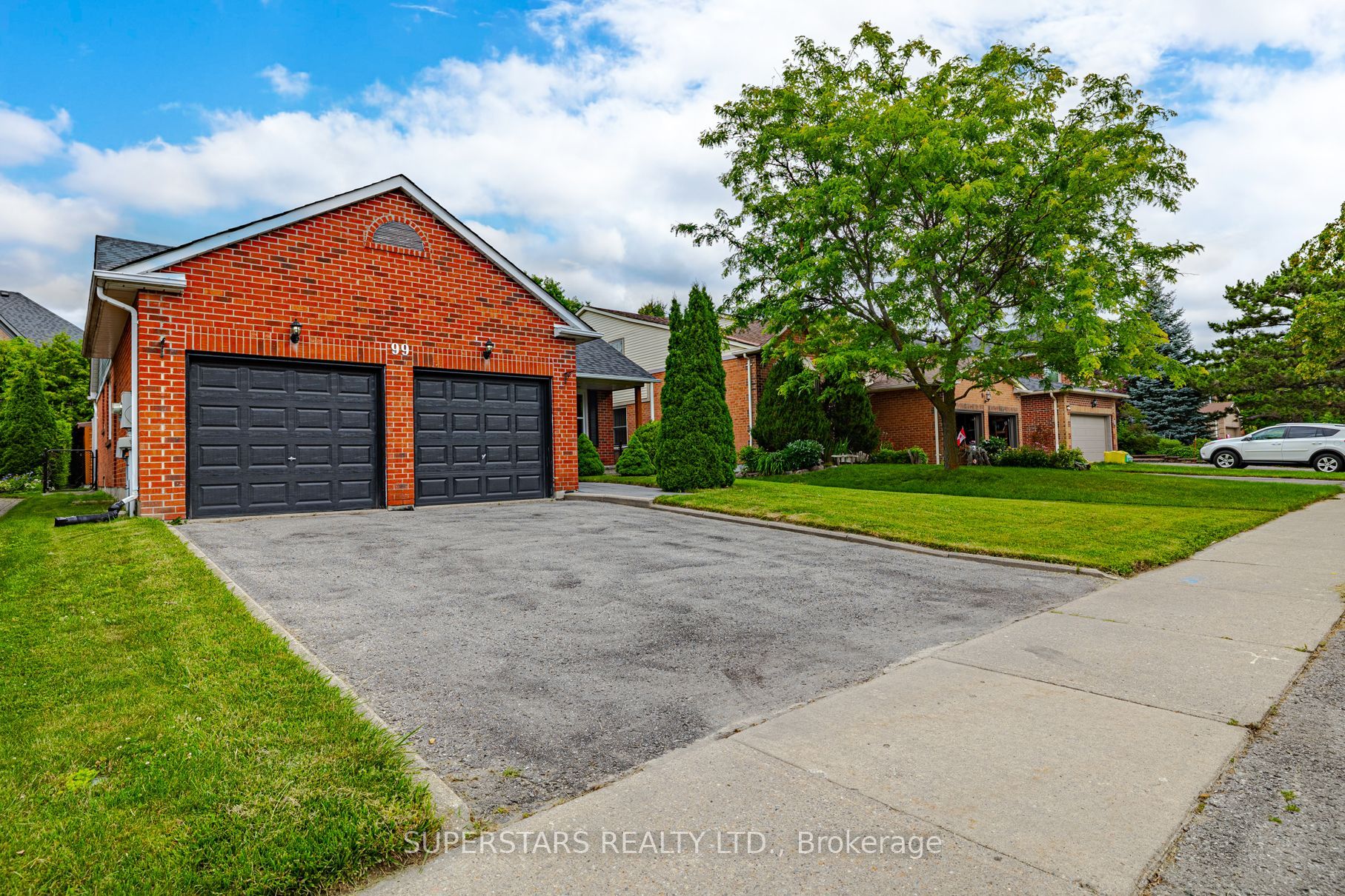 99 Peevers Crescent, Newmarket, ON L3Y 7T2 photo 2