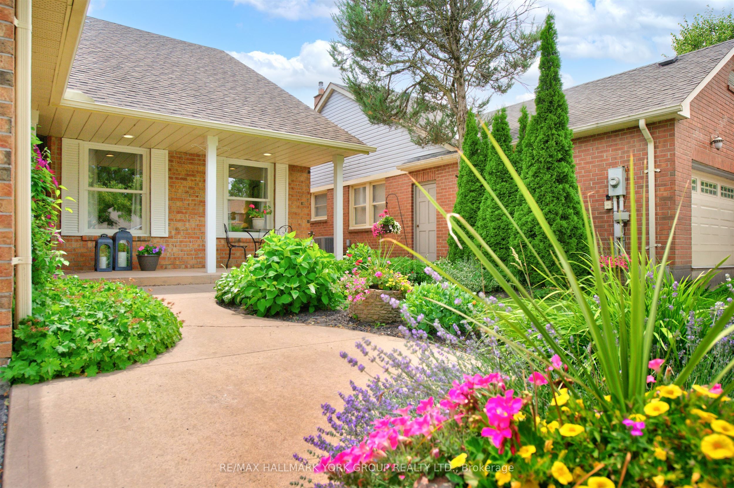 263 John Bowser Crescent, Newmarket, ON L3Y 7N7 photo 3