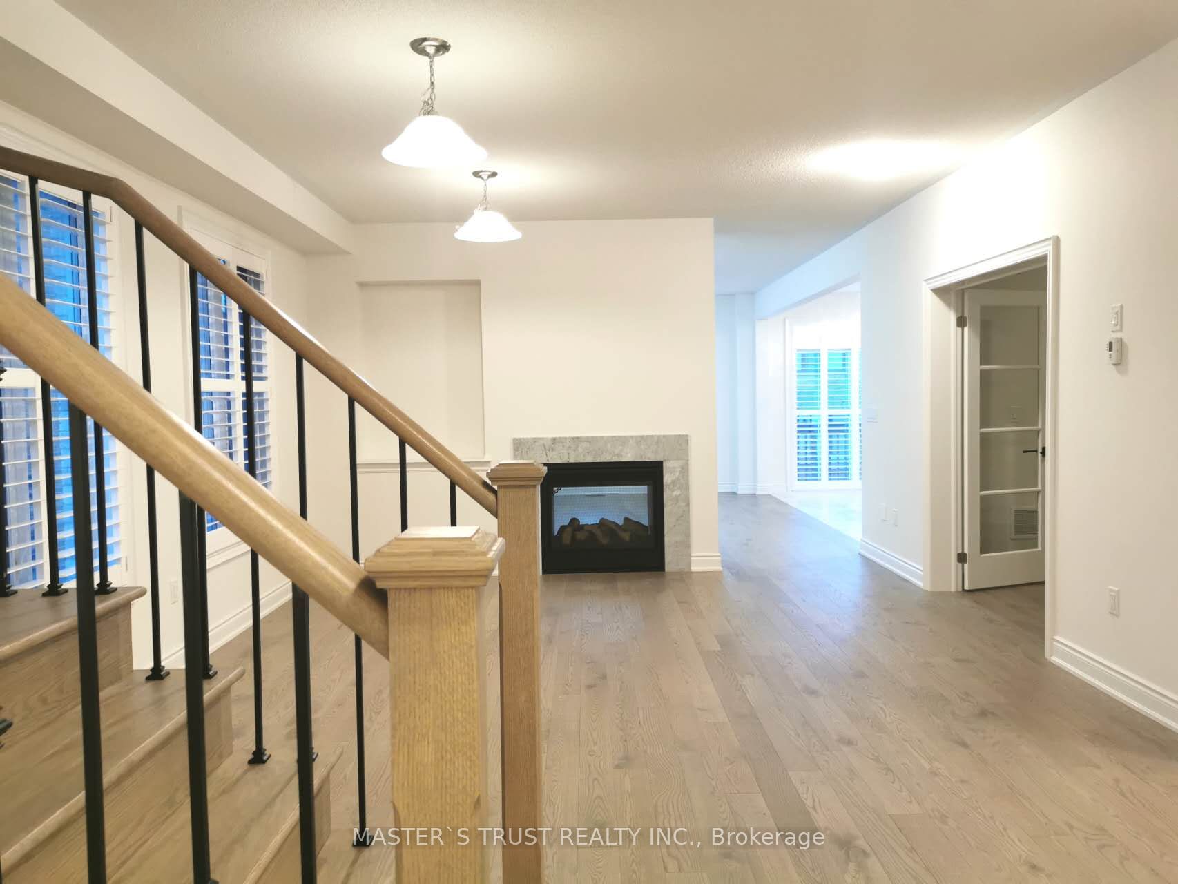 33 Terrain Court, East Gwillimbury, ON L9N 0T2 photo 5