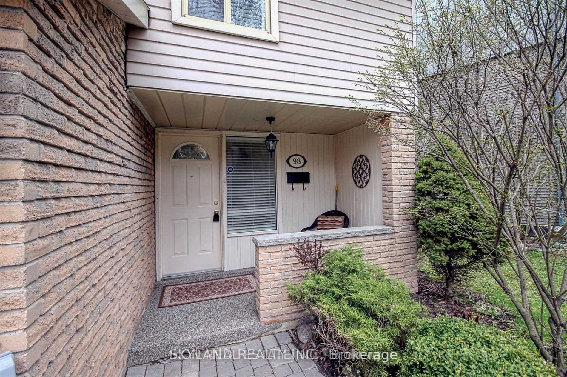 98 Henderson Drive, Aurora, ON L4G 3M3 photo 2