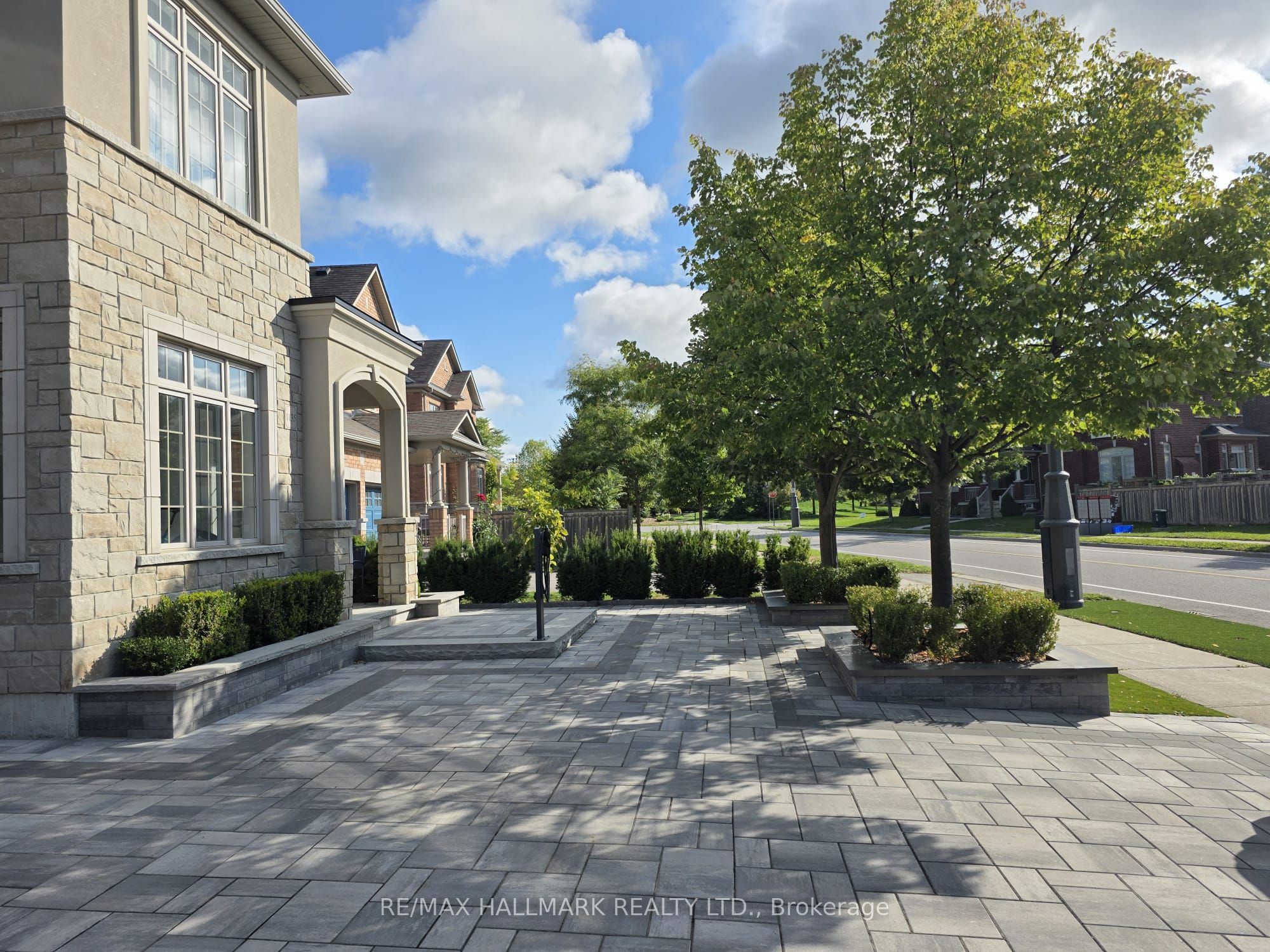 1135 Cenotaph Boulevard, Newmarket, ON L3X 0A7 photo 4