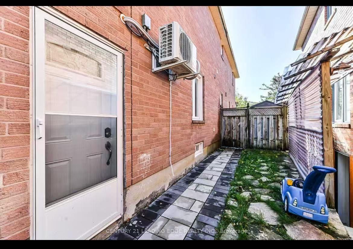 129 Bernard Avenue Bsmt, Richmond Hill, ON L4C 9Z6 photo 2