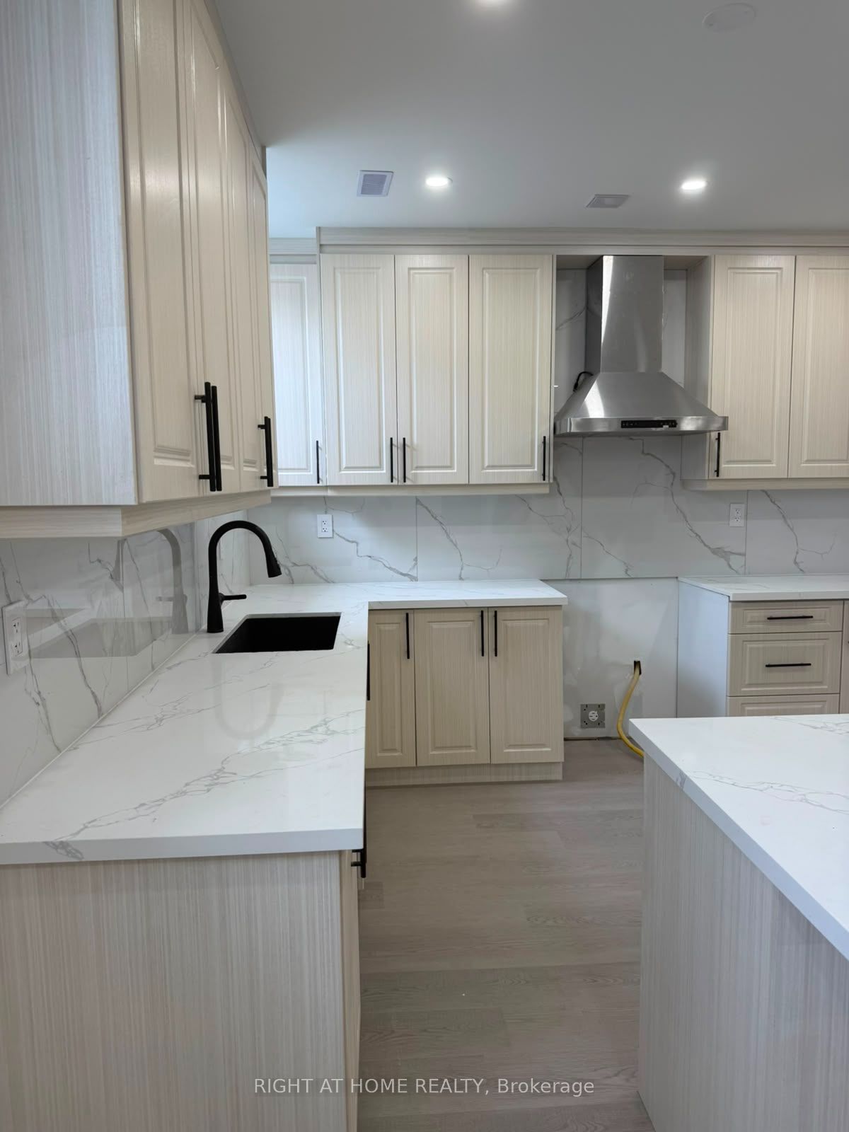 2 Chesney Crescent B, Vaughan, ON L4H 4A7 photo 2