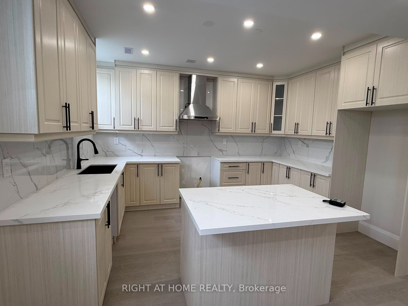 2 Chesney Crescent B, Vaughan, ON L4H 4A7 photo 3