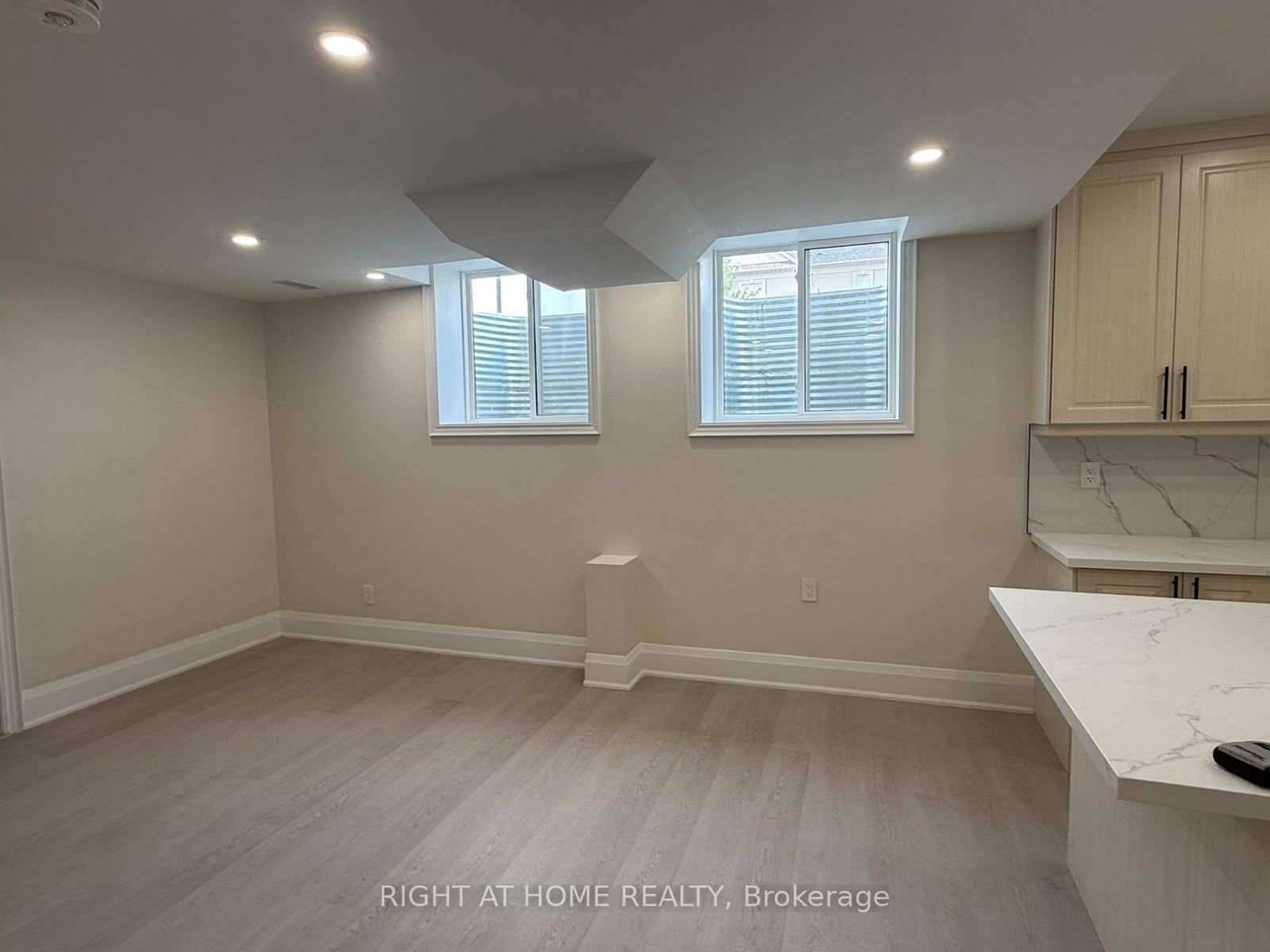 2 Chesney Crescent B, Vaughan, ON L4H 4A7 photo 4