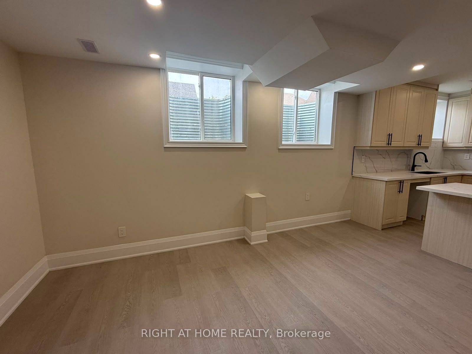 2 Chesney Crescent B, Vaughan, ON L4H 4A7 photo 5