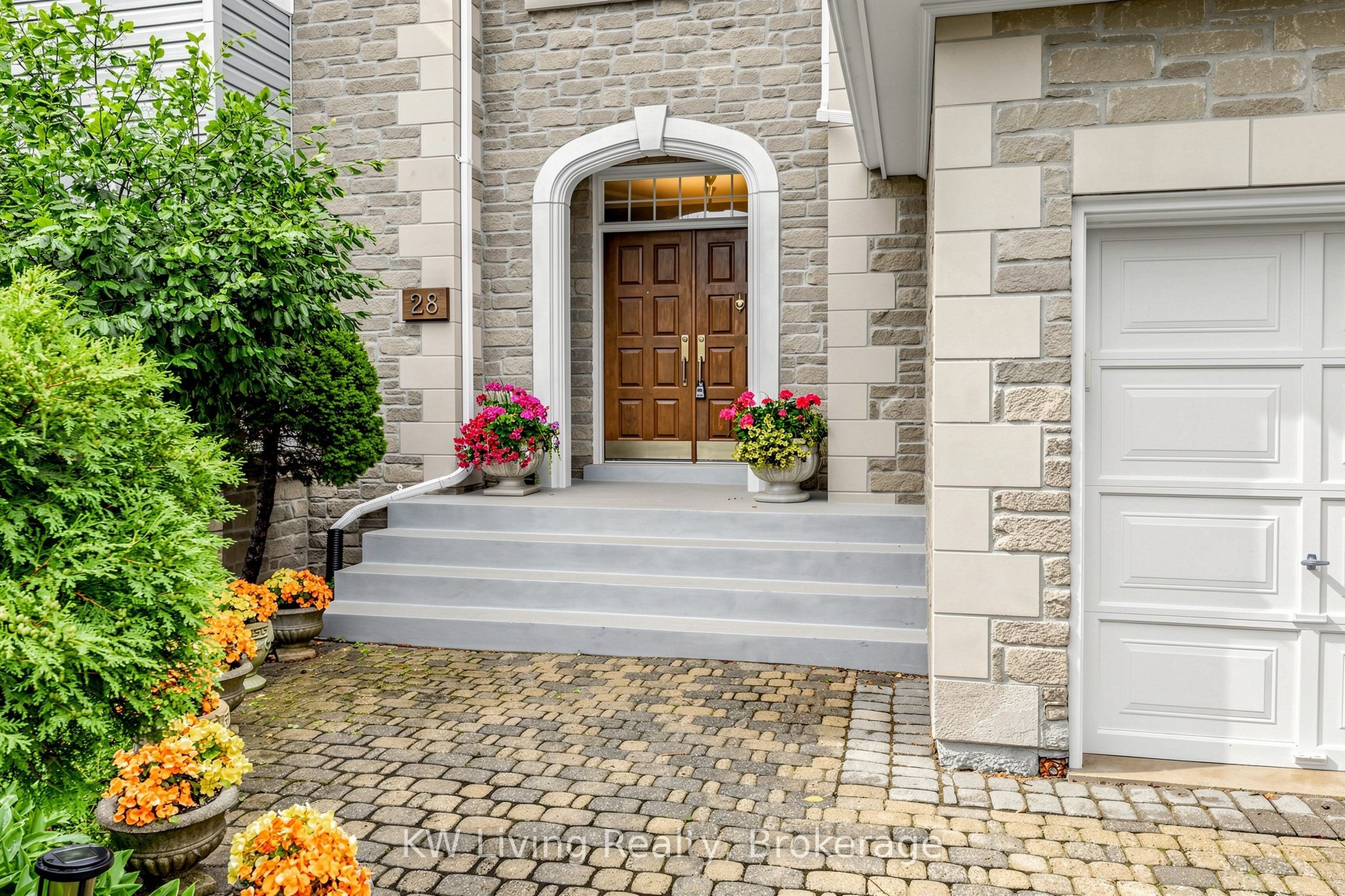 28 Edmund Crescent, Richmond Hill, ON L4B 2X8 photo 3
