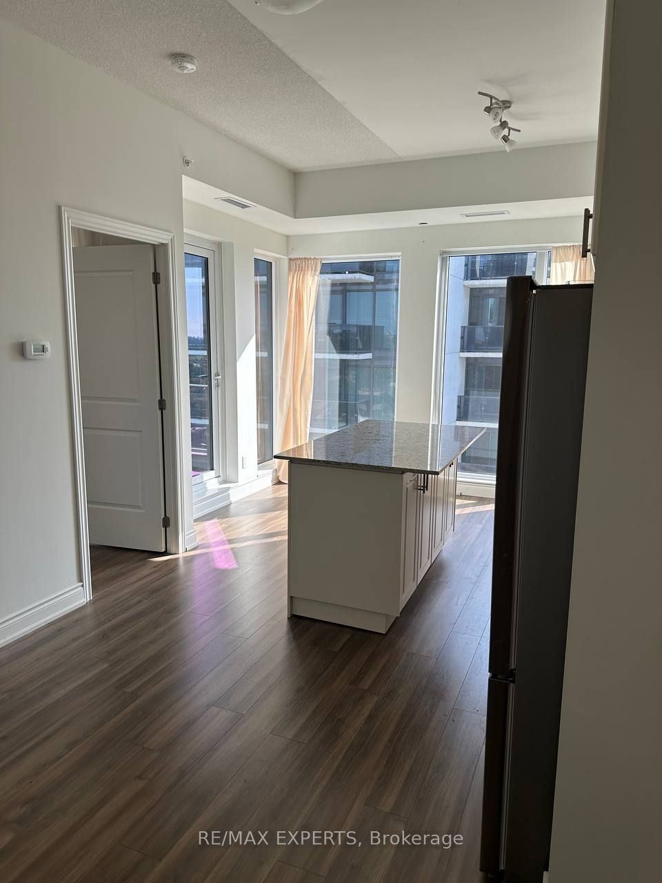 9618 Yonge Street 1508, Richmond Hill, ON L4C 0X5 photo 4