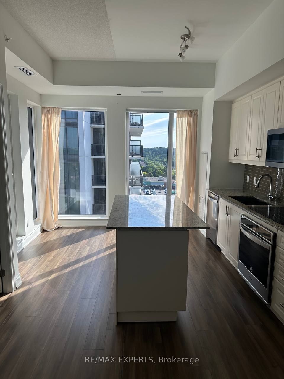 9618 Yonge Street 1508, Richmond Hill, ON L4C 0X5 photo 5