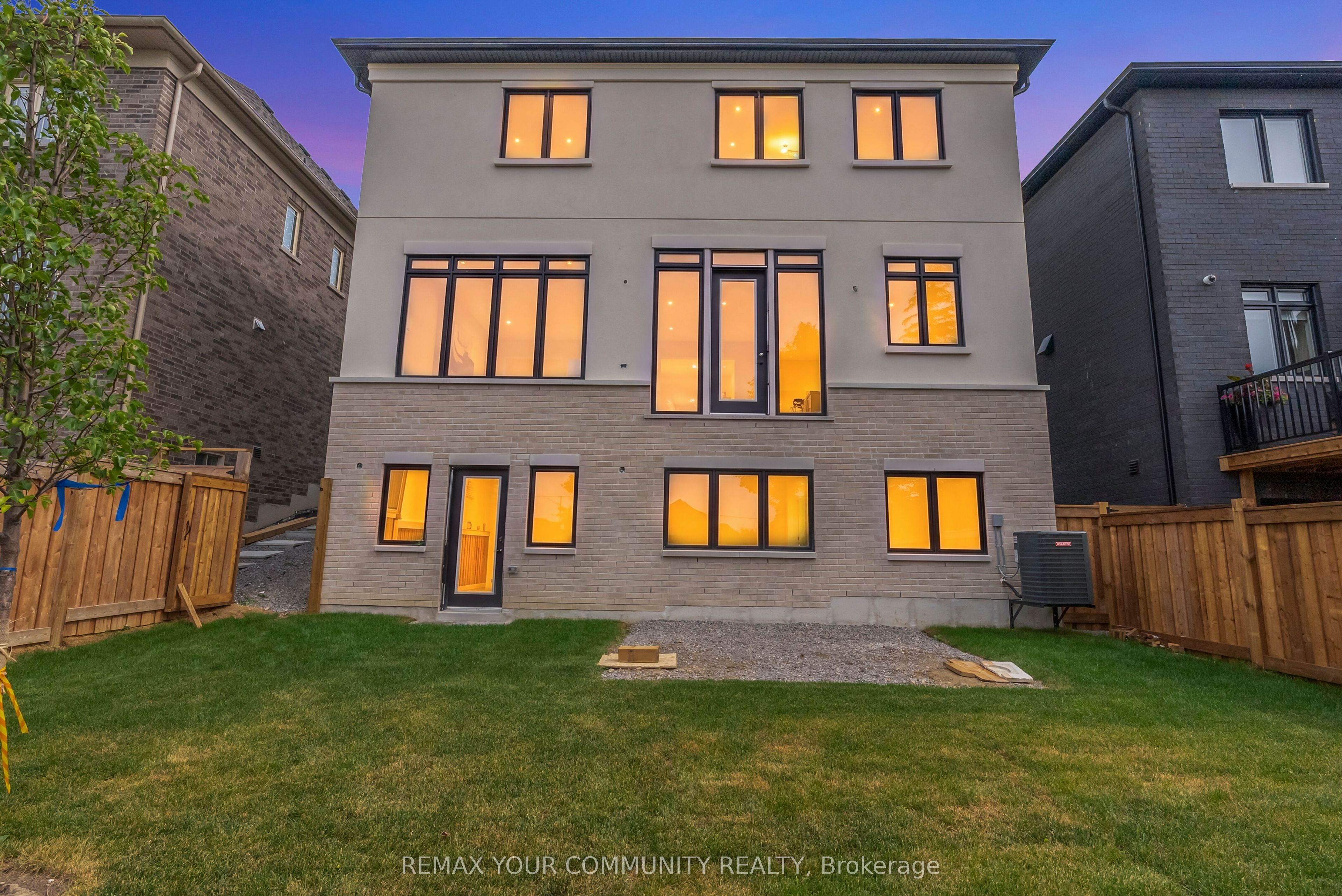 23 Menotti Drive, Richmond Hill, ON L4E 2Z2 photo 2