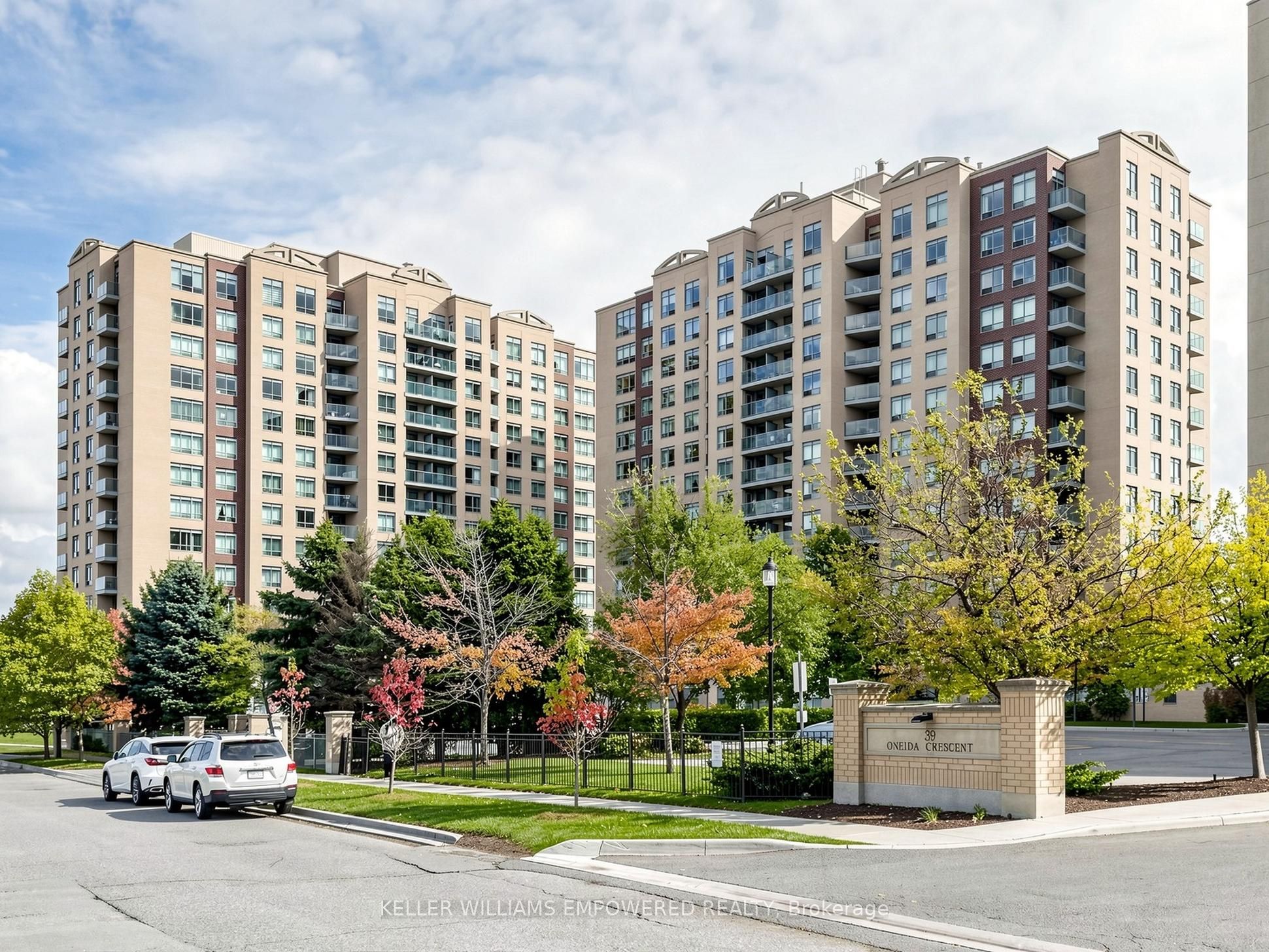 11 Oneida Crescent 211, Richmond Hill, ON L4B 0A1