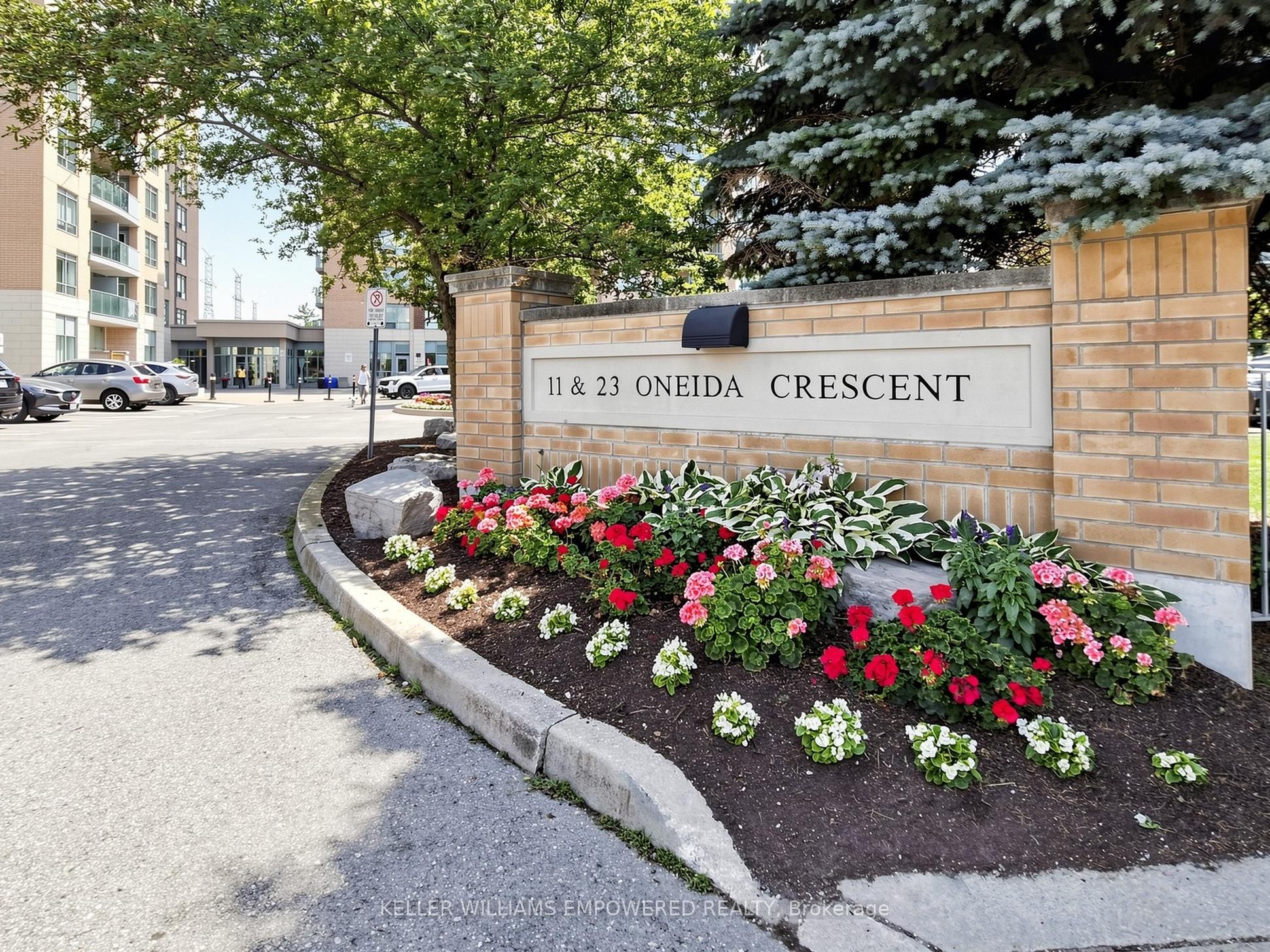 11 Oneida Crescent 211, Richmond Hill, ON L4B 0A1 photo 2