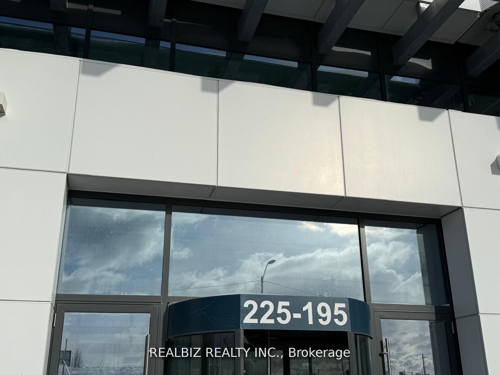 225 Commerce Street 5003, Vaughan, ON L4K 0R1 photo 2