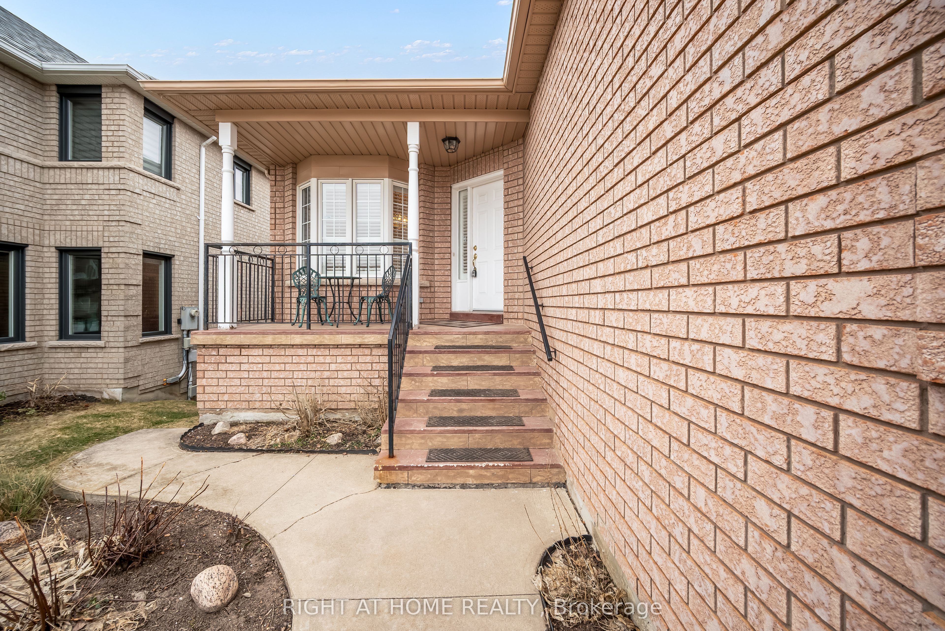 46 Woodhaven Crescent, Richmond Hill, ON L4E 3T2 photo 2