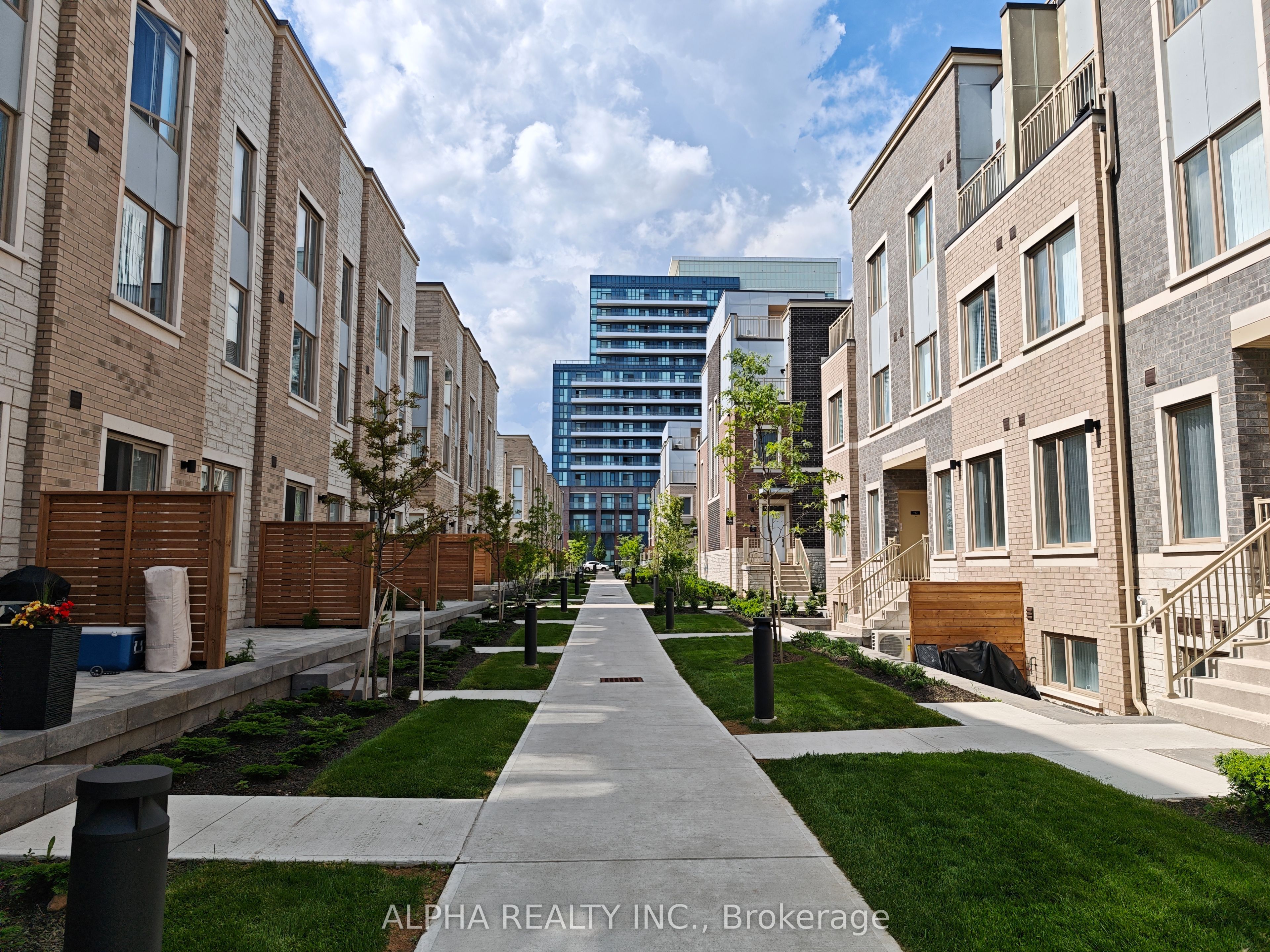 151 Honey Crisp Crescent TH162, Vaughan, ON L4K 5Z8 photo 4