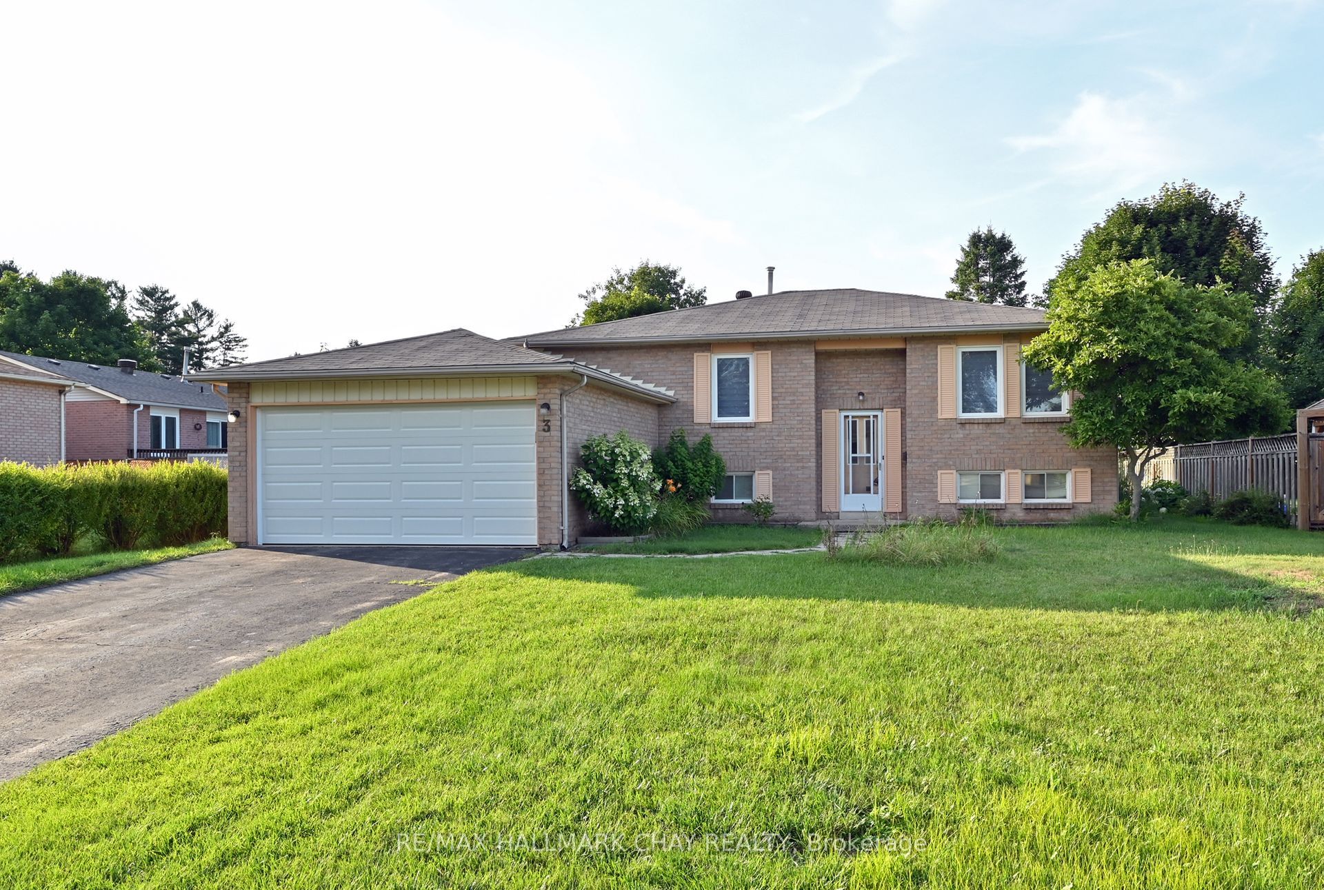 3 John James Drive, Essa, ON L3W 0J4 photo 2