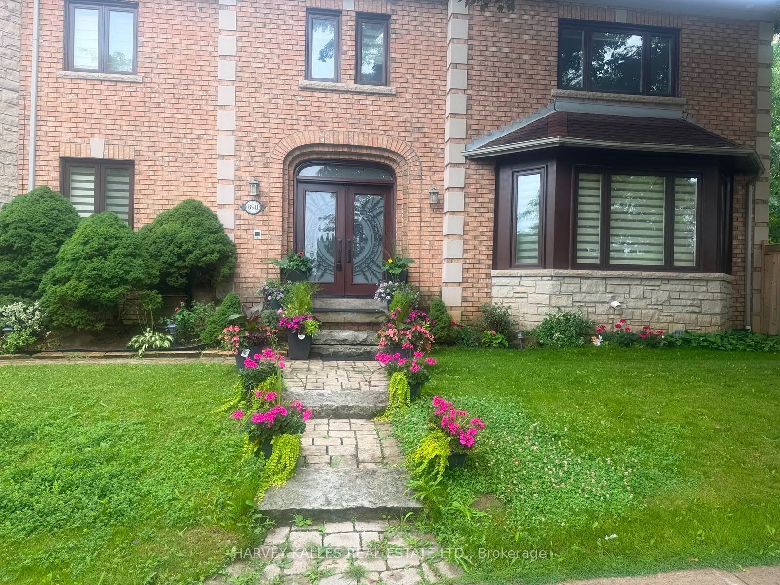 898 Stonehaven Avenue, Newmarket, ON L3X 1K7