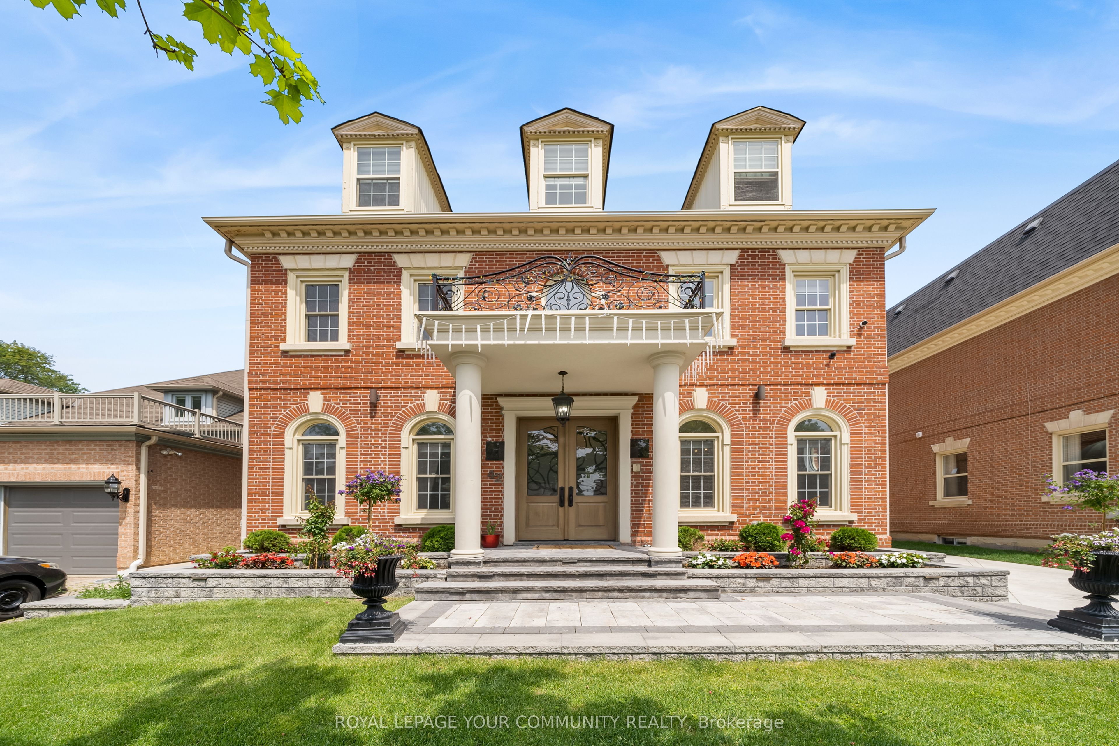 42 Oatlands Crescent, Richmond Hill, ON L4C 9P2 photo 2