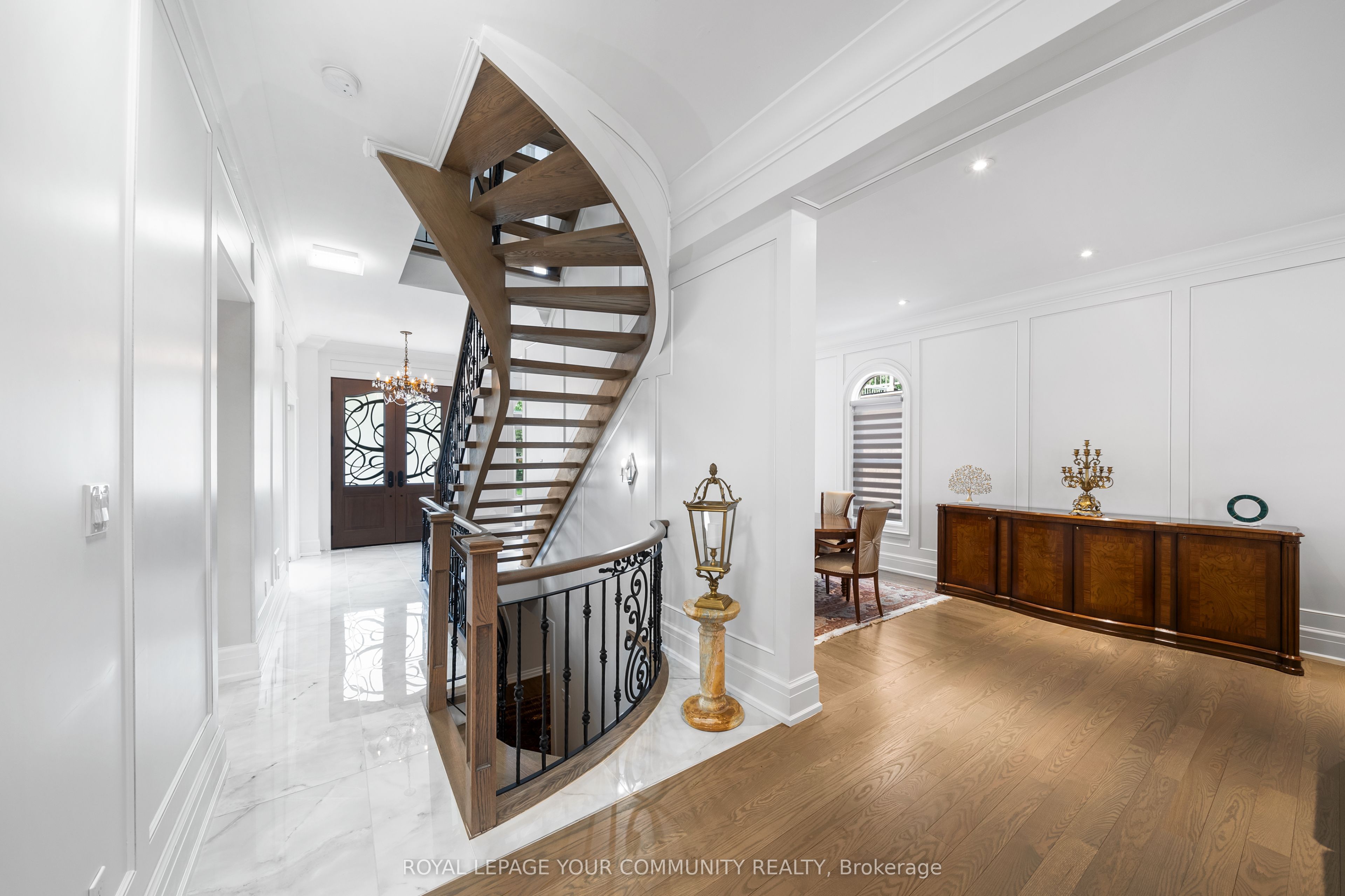 42 Oatlands Crescent, Richmond Hill, ON L4C 9P2 photo 3