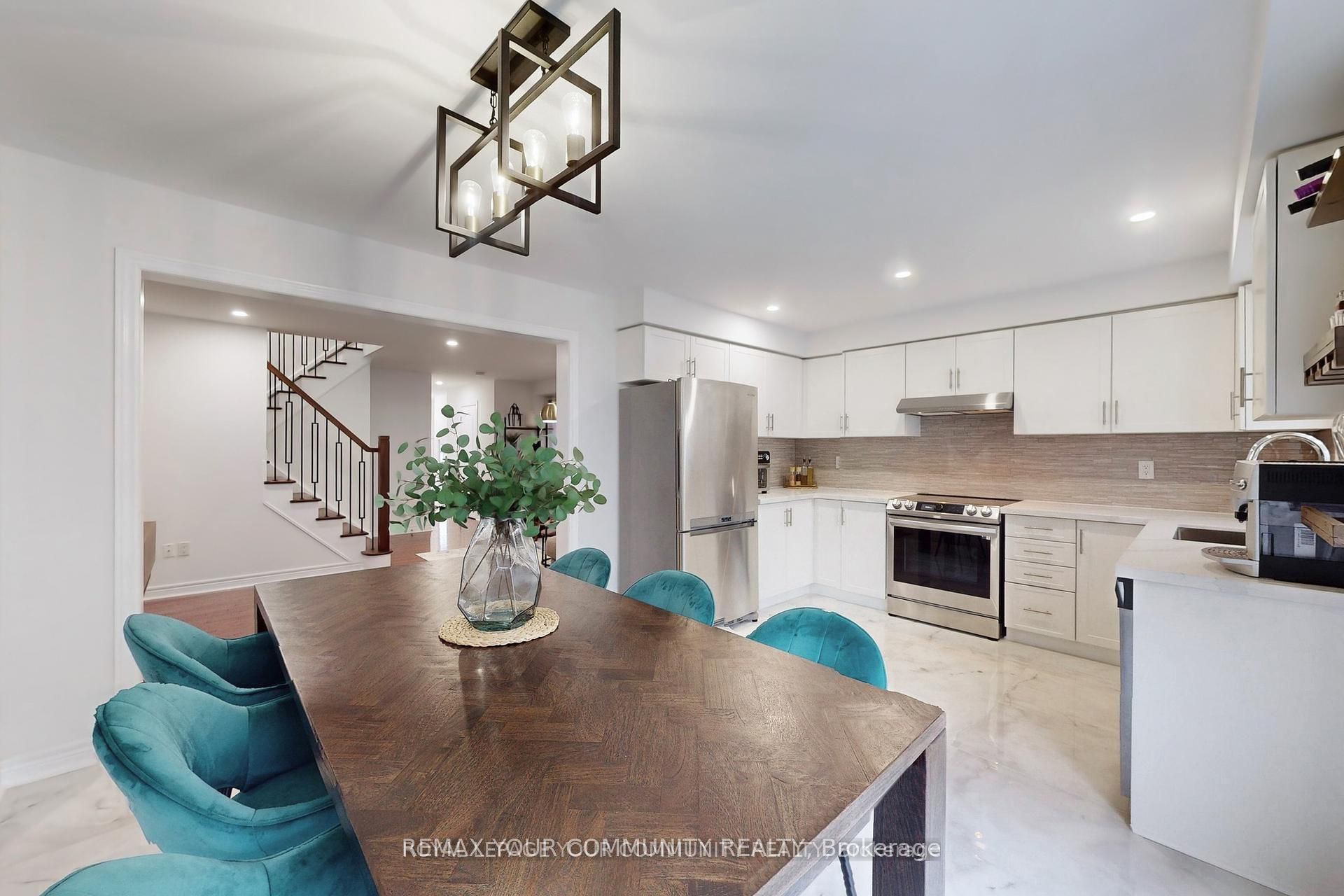 52 Four Seasons Crescent, East Gwillimbury, ON L9N 0C3 photo 2