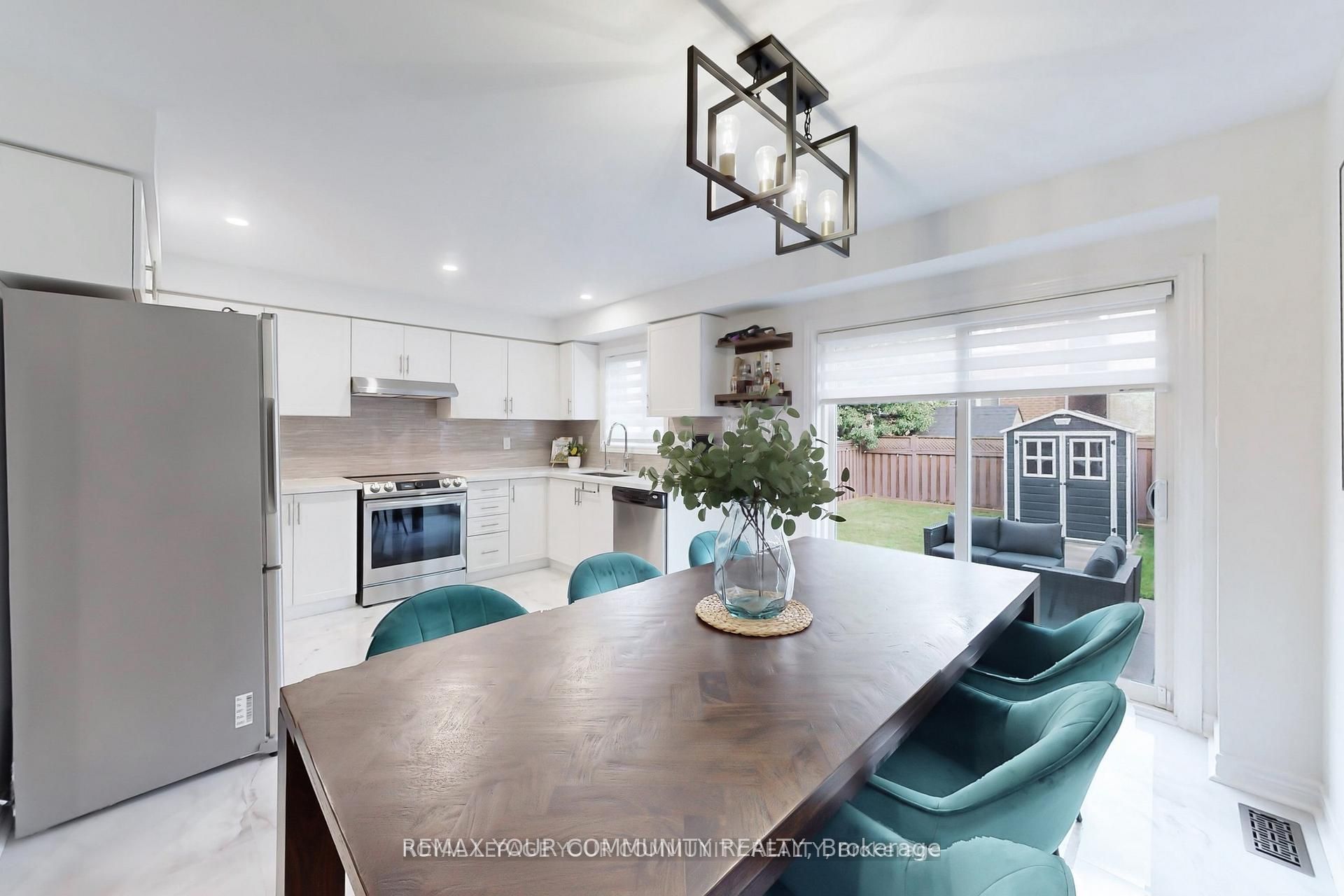 52 Four Seasons Crescent, East Gwillimbury, ON L9N 0C3 photo 3