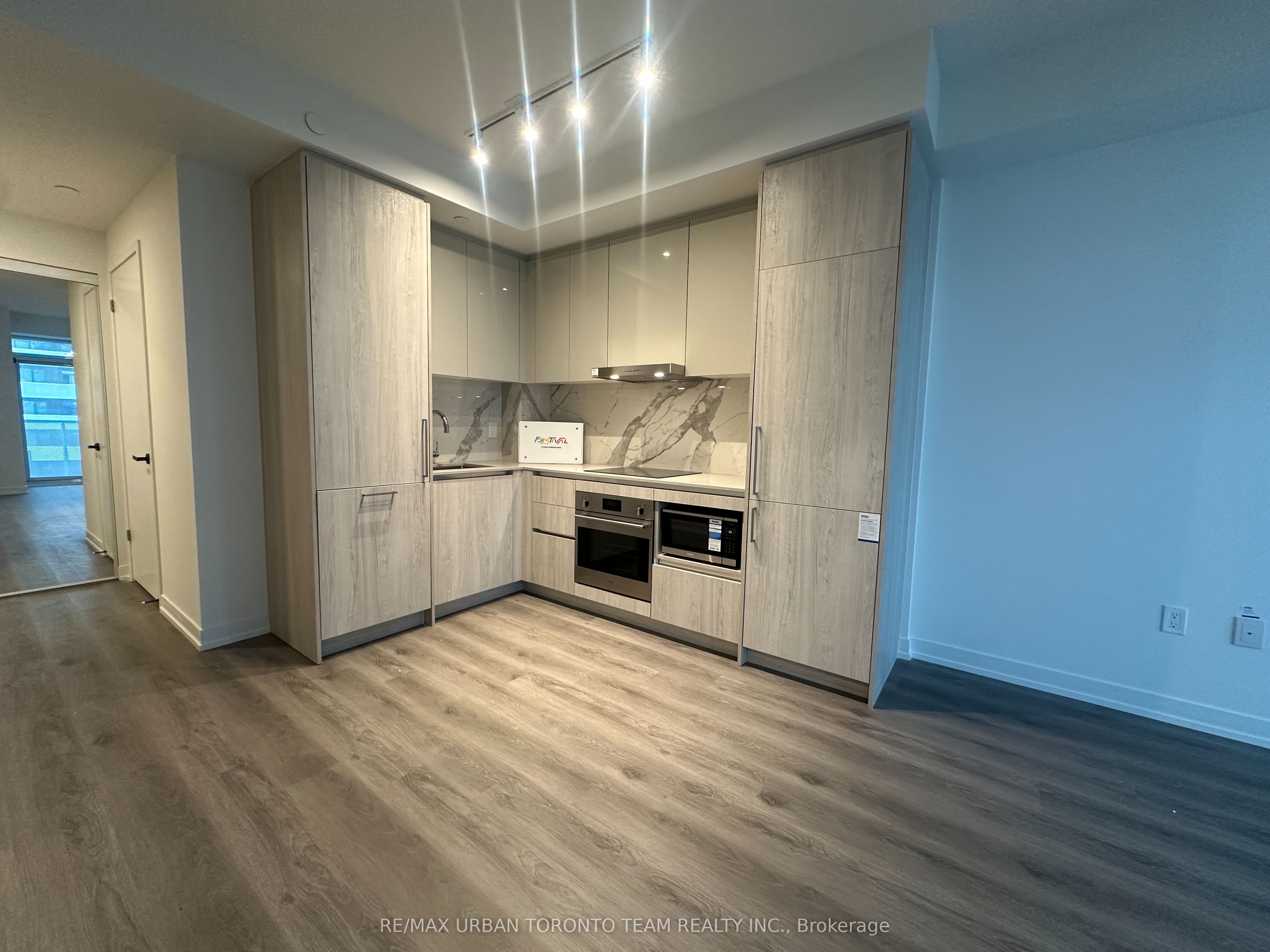 225 Commerce Street 5601, Vaughan, ON L4K 0R1 photo 3