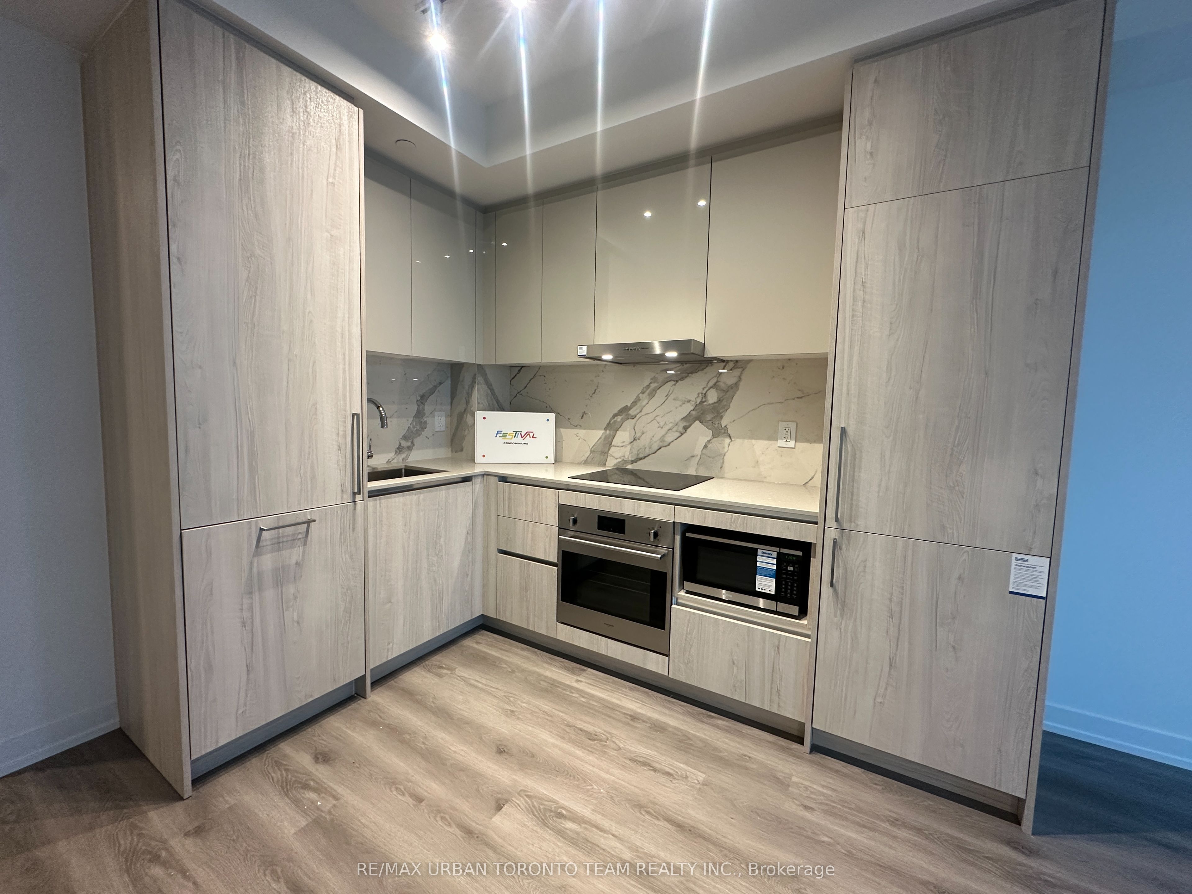 225 Commerce Street 5601, Vaughan, ON L4K 0R1 photo 4
