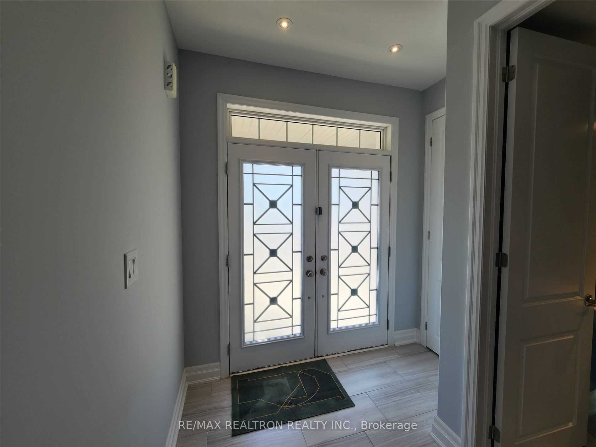 223 Thomas Phillips Drive, Aurora, ON L4G 0Y2 photo 2