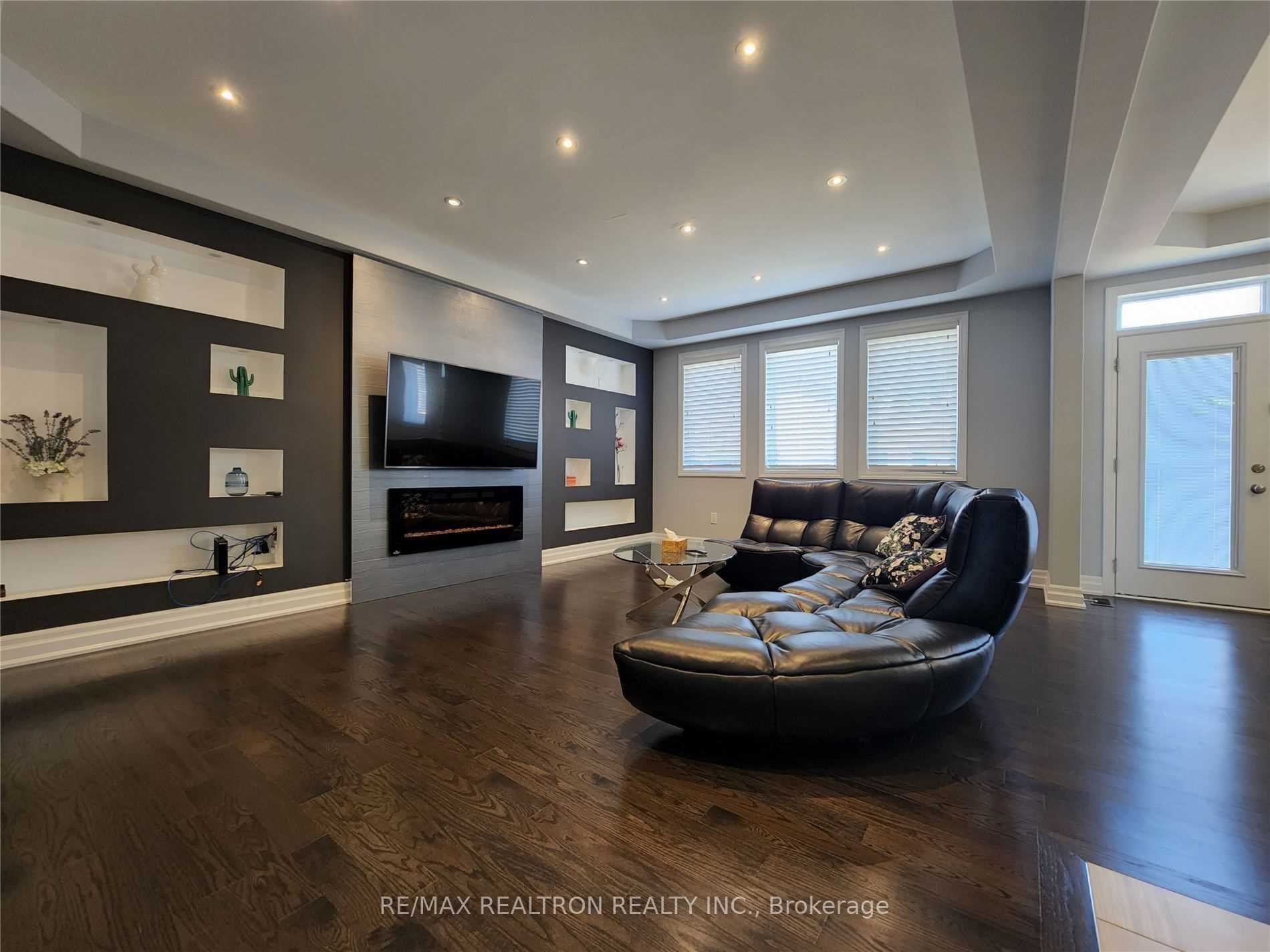 223 Thomas Phillips Drive, Aurora, ON L4G 0Y2 photo 3