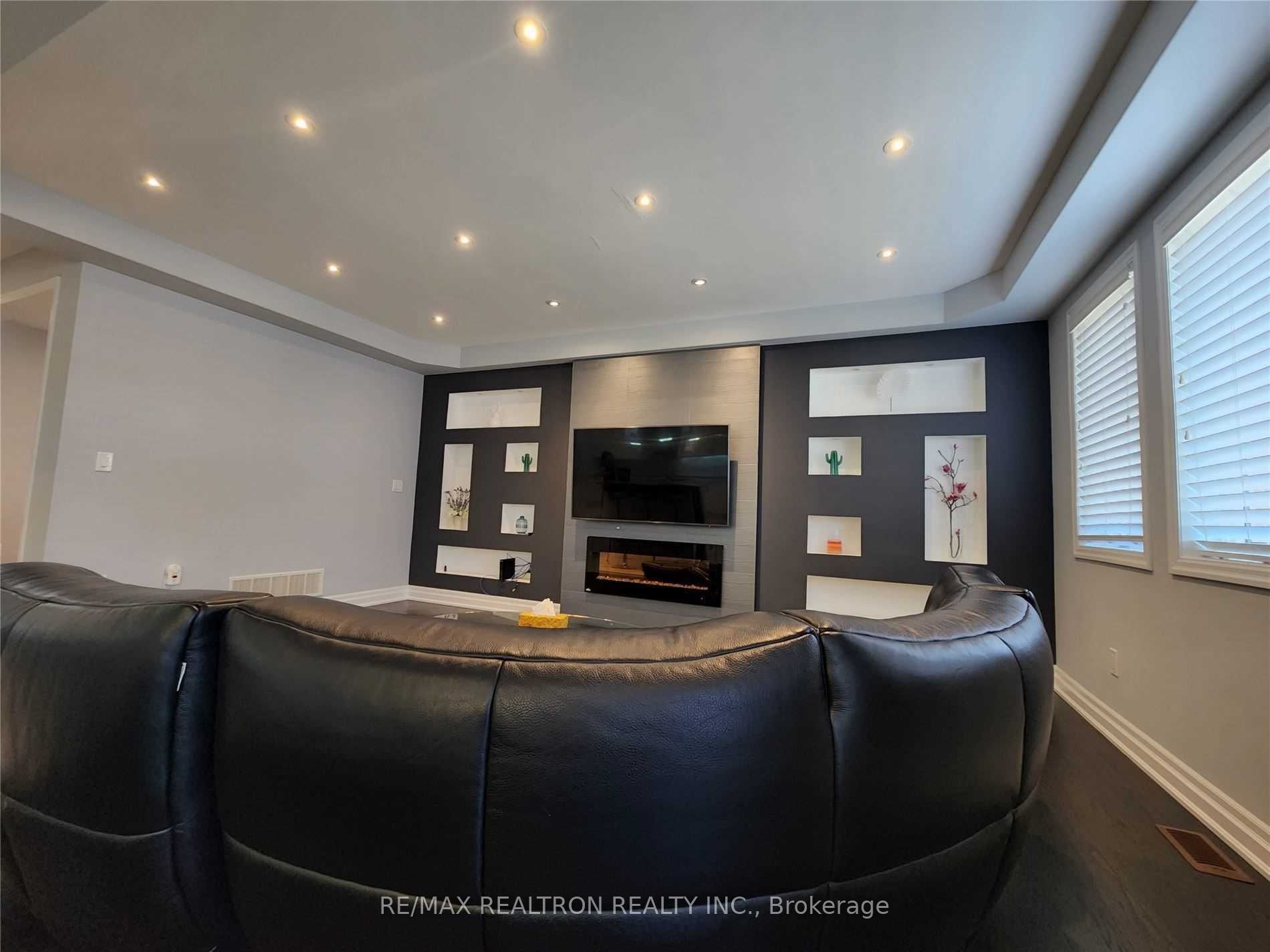 223 Thomas Phillips Drive, Aurora, ON L4G 0Y2 photo 4