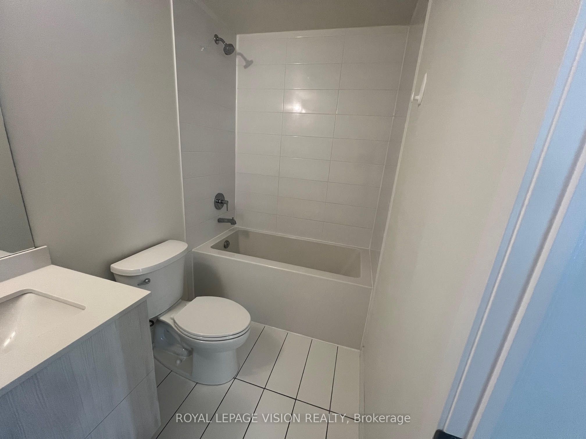 2 David Eyer Road 221, Richmond Hill, ON L4S 0N6 photo 3