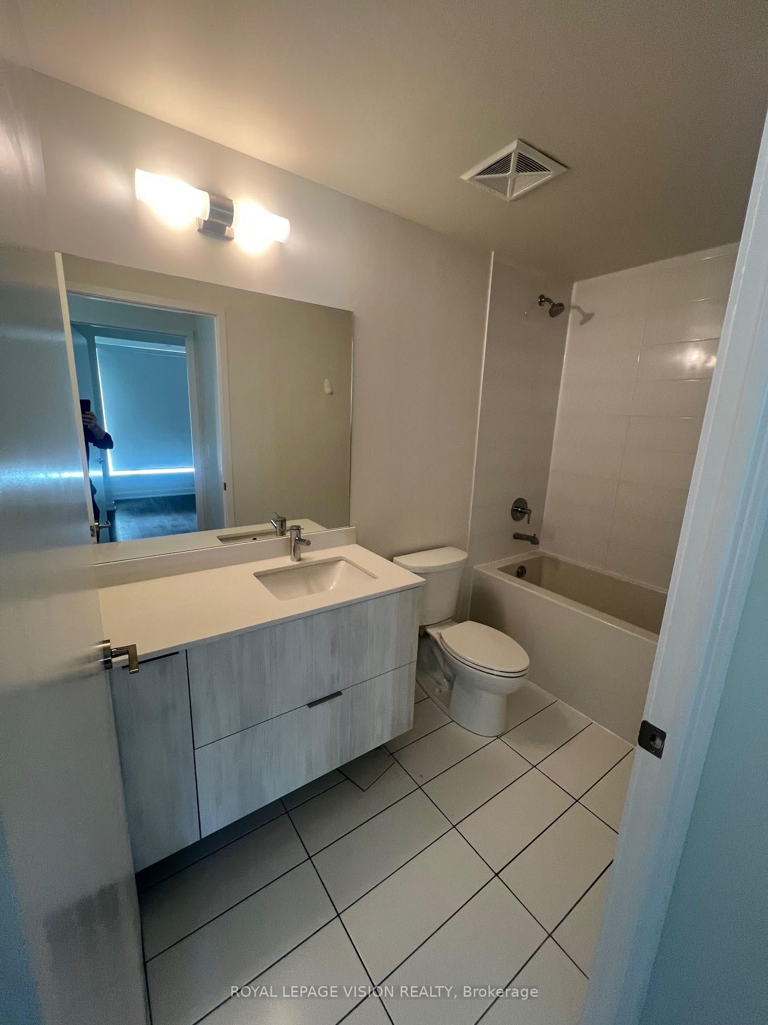 2 David Eyer Road 221, Richmond Hill, ON L4S 0N6 photo 4