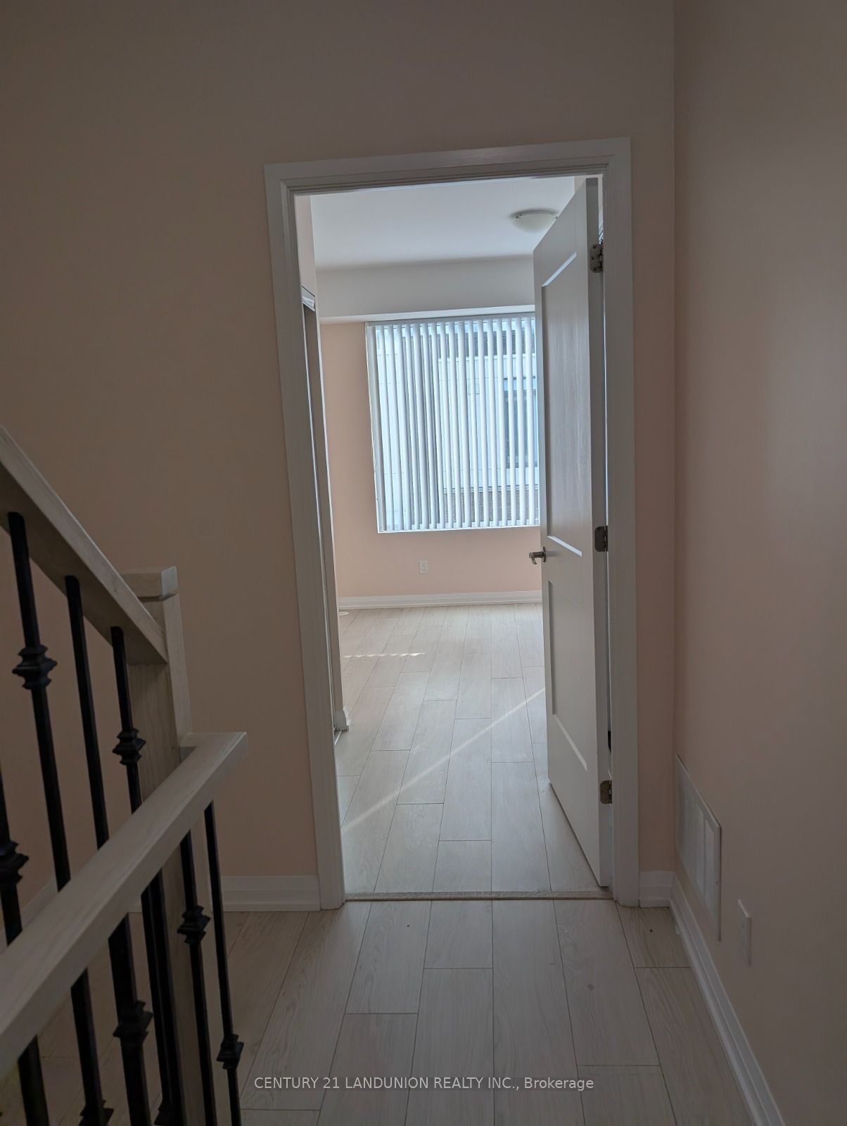 1050 Portage Parkway N/A 38, Vaughan, ON L4K 0K3 photo 2