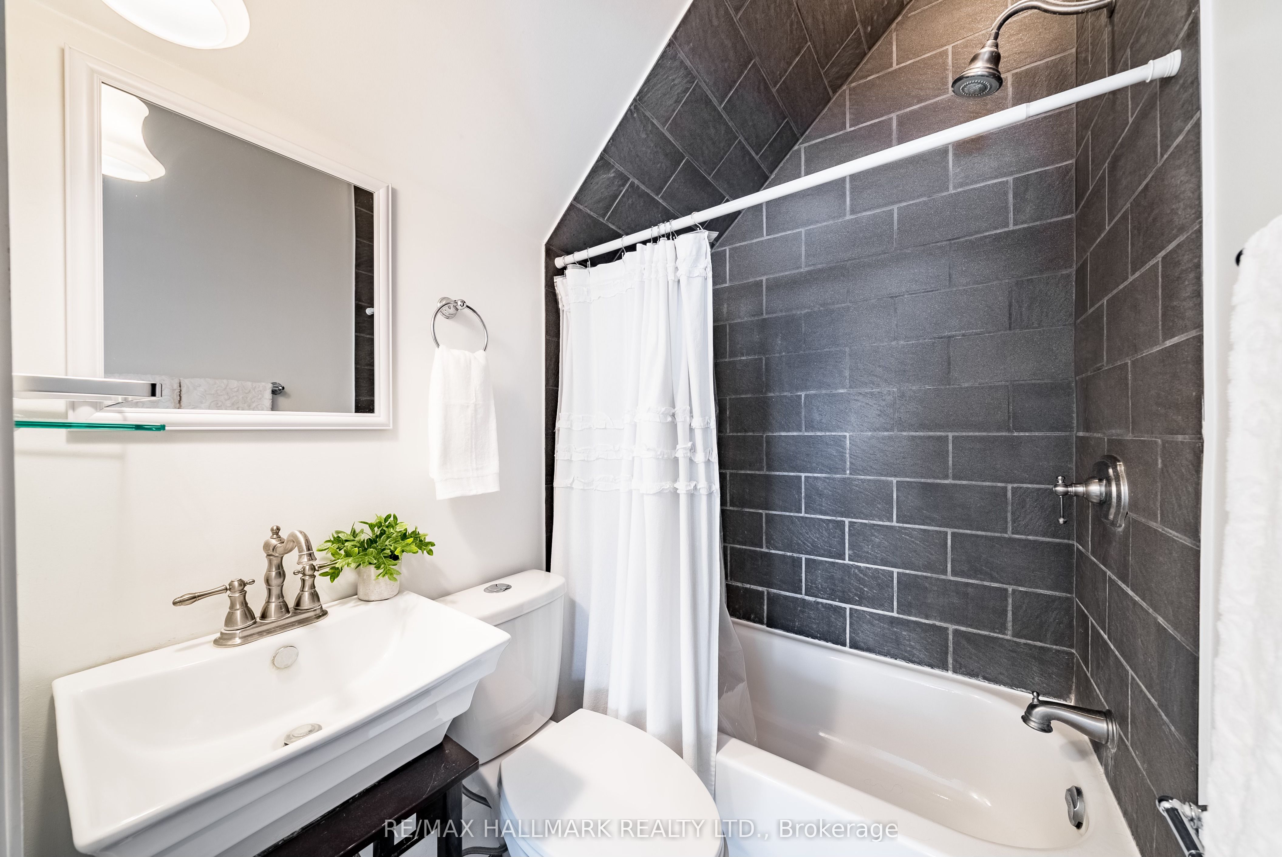 6395 Main Street, Whitchurch-Stouffville, ON L4A 1G4 photo 2
