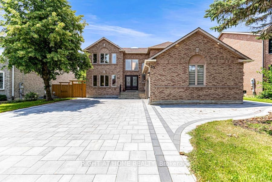35 Harmony Hill Crescent, Richmond Hill, ON L4C 8Z2