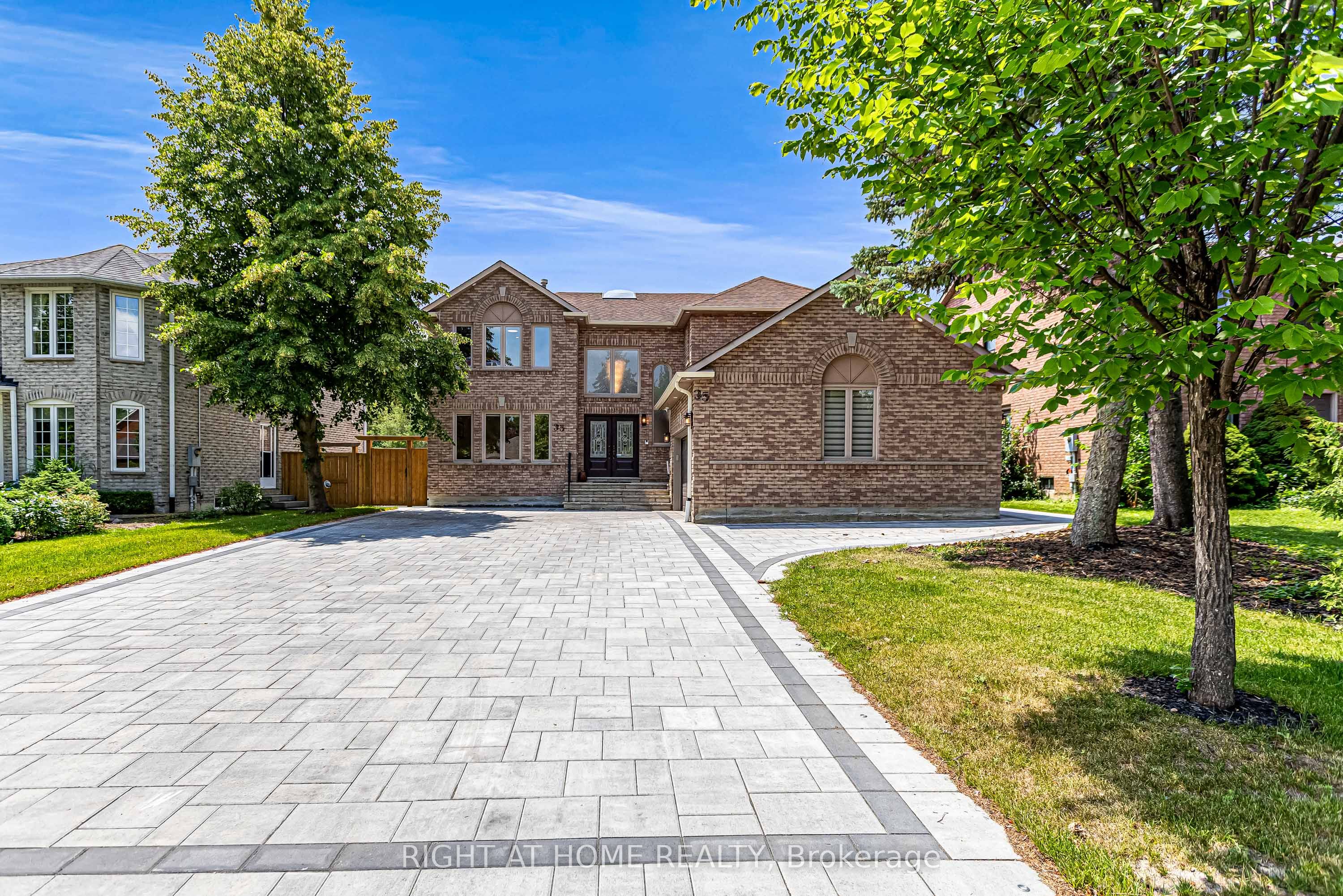 35 Harmony Hill Crescent, Richmond Hill, ON L4C 8Z2 photo 2