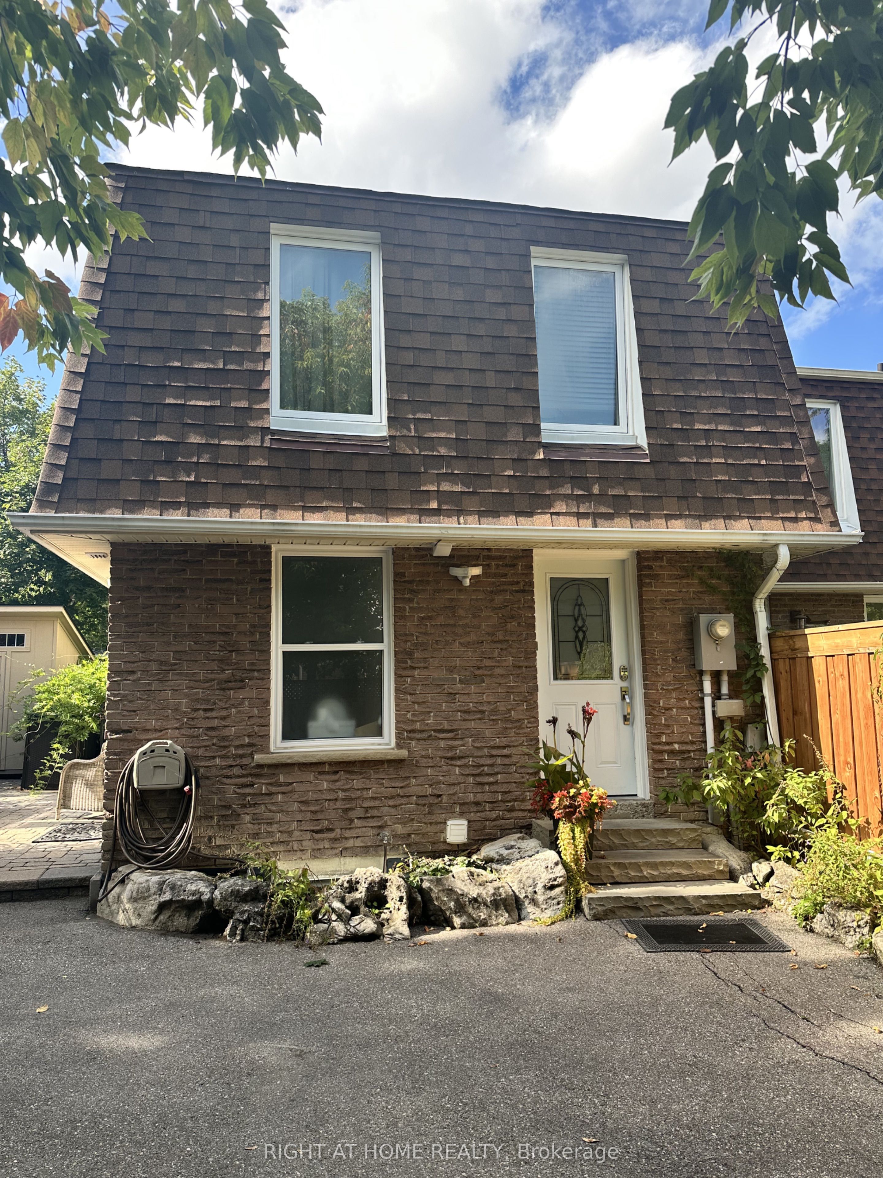 56 Penwick Crescent, Richmond Hill, ON L4C 5B4 photo 2