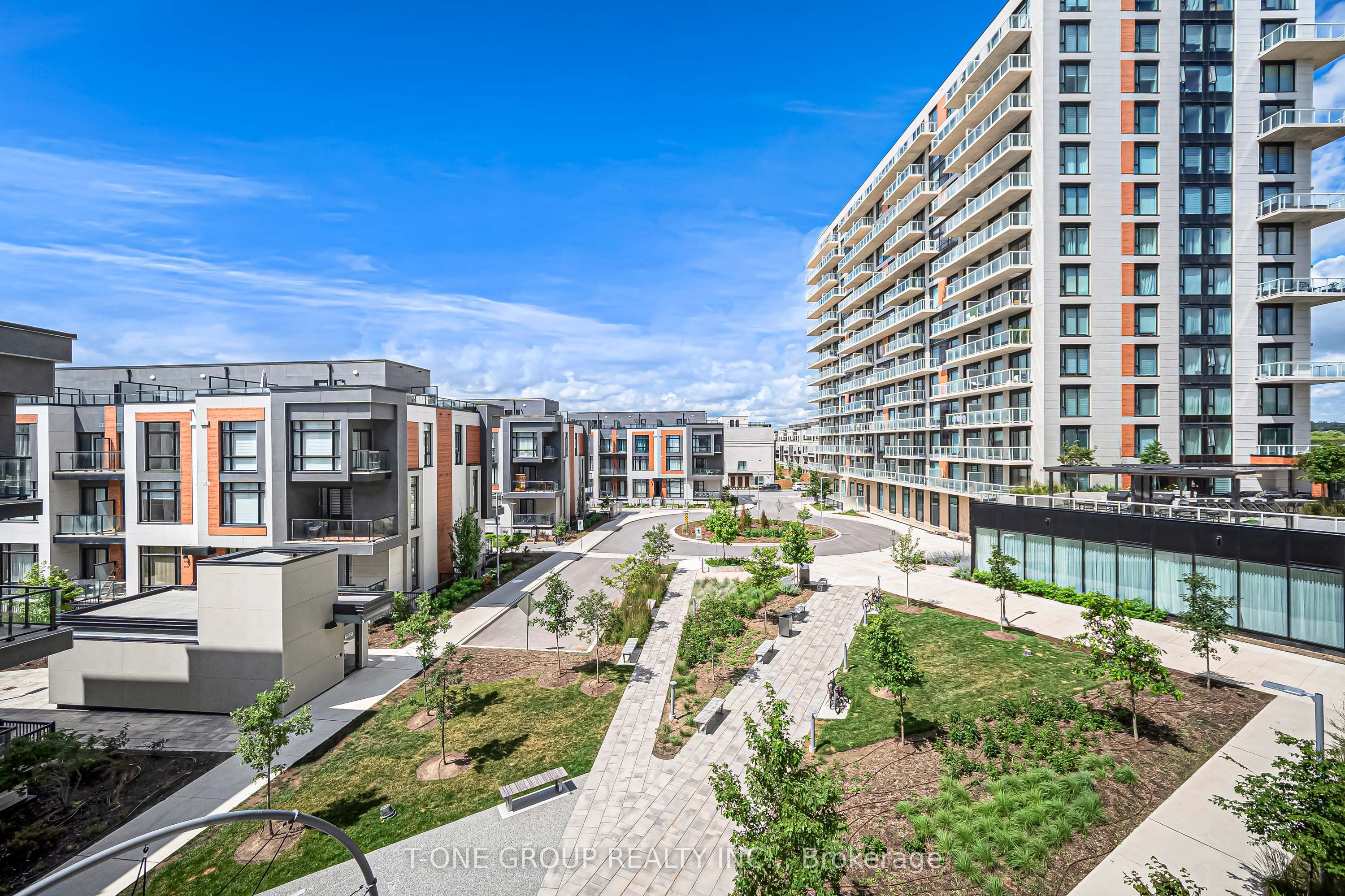 6 David Eyer Road 313, Richmond Hill, ON L4S 0N5